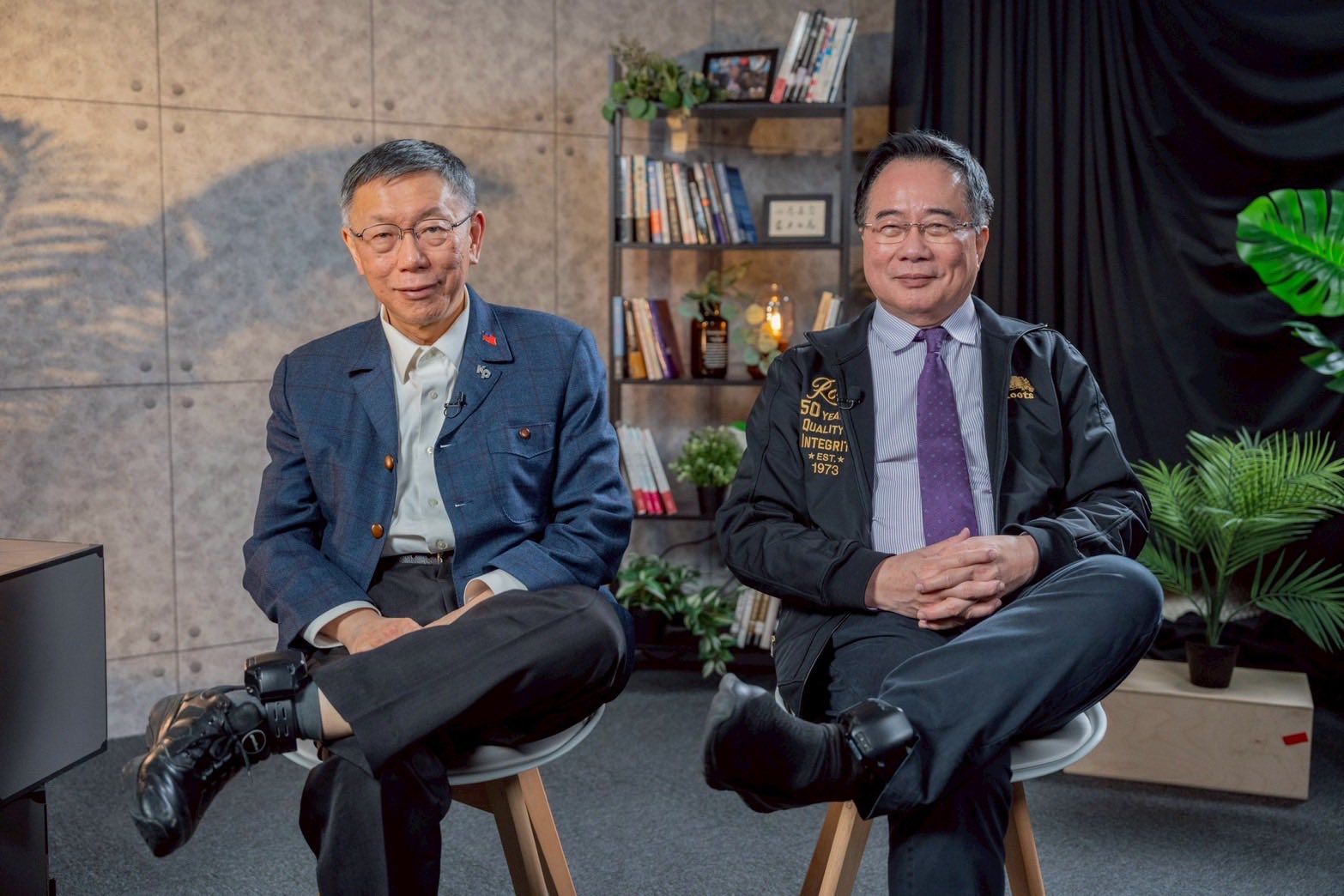 蔡正元、柯文哲合體還秀「電子腳鐐合照」。(翻攝自蔡正元臉書)