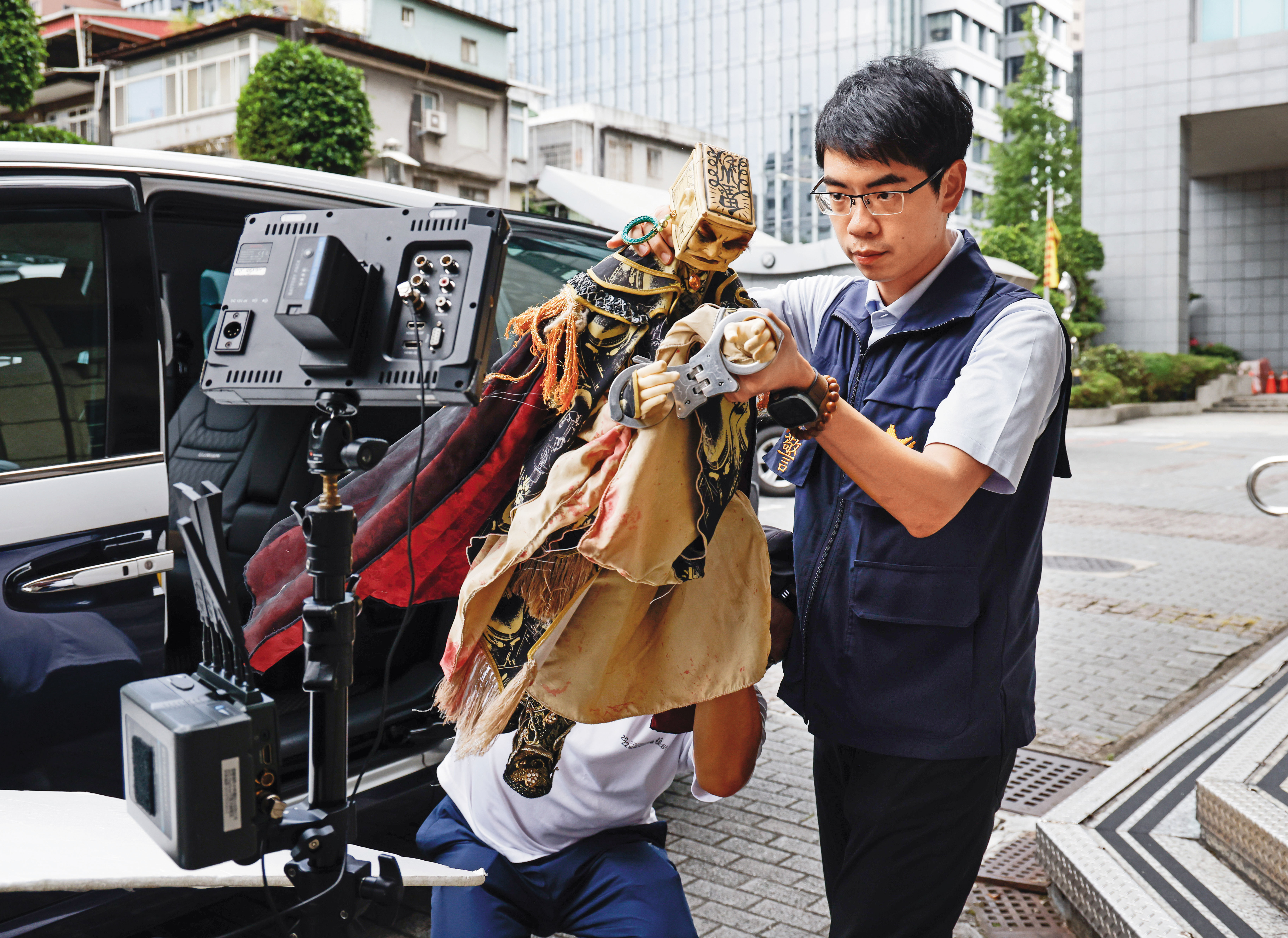 張佳勳為了防詐拍攝宣導影片,逗趣逮捕布袋戲反派角色「鬼王棺」。