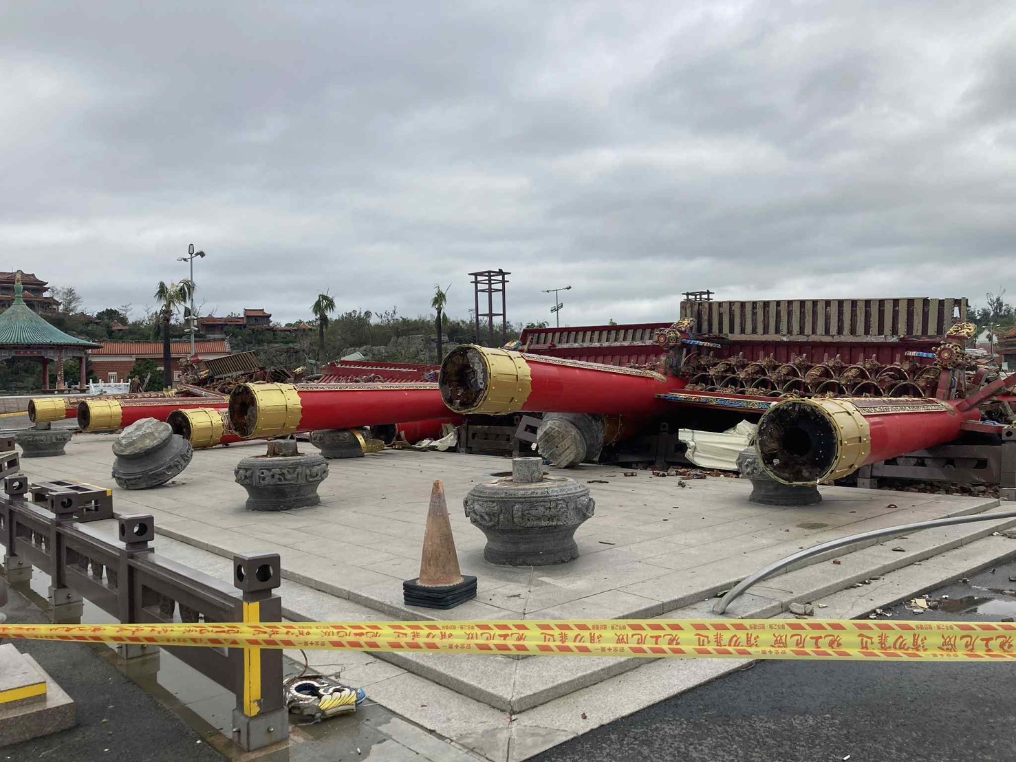 南鯤鯓代天府矗立廟前長達42年的「五門式木作大牌樓」不敵丹娜絲強風，全數倒塌。