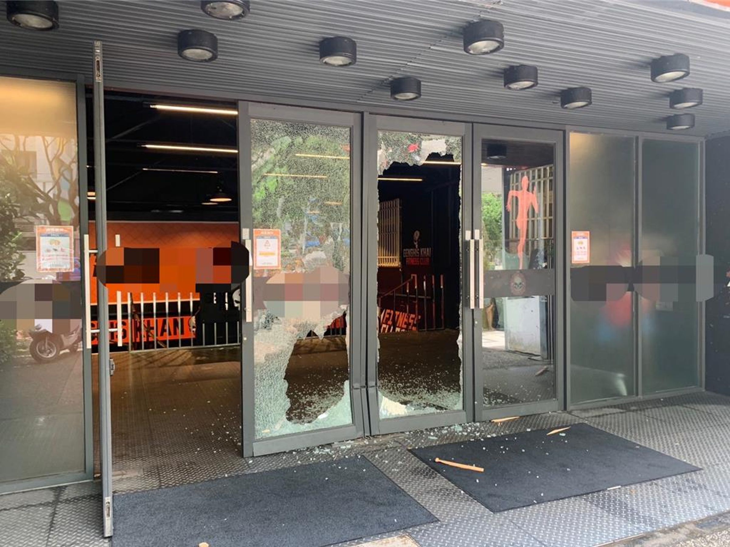 網紅館長的健身房林口店23日上午遭砸店,玻璃大門碎滿地。(翻攝畫面)