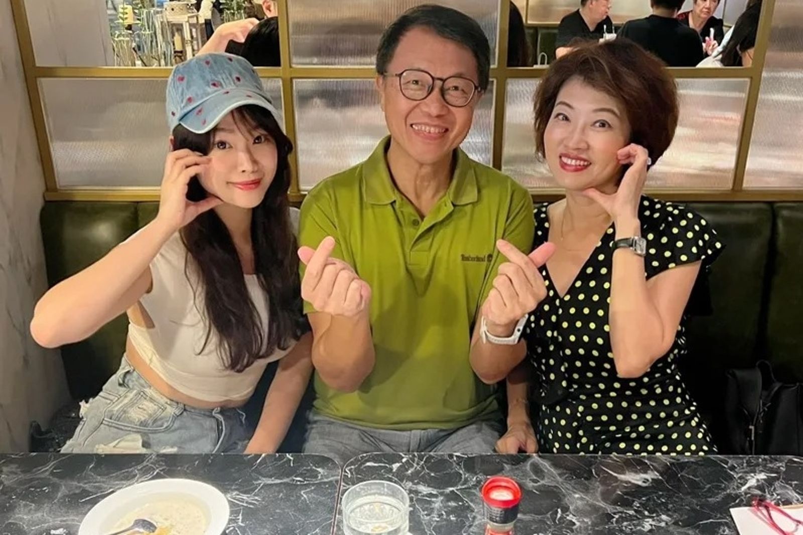 前主播吳中純淋巴癌病逝 女兒梅嬿翎不捨哀悼:無法用言語形容的痛!