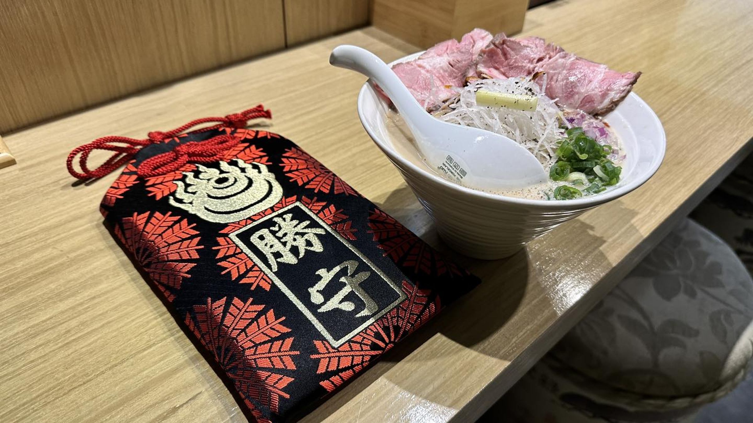 信義區有間拉麵店近日雇用一名聽障員工，老闆特別在臉書po文說明，並列出3件事情。（翻攝自富察家Fuca hala Ramen臉書）