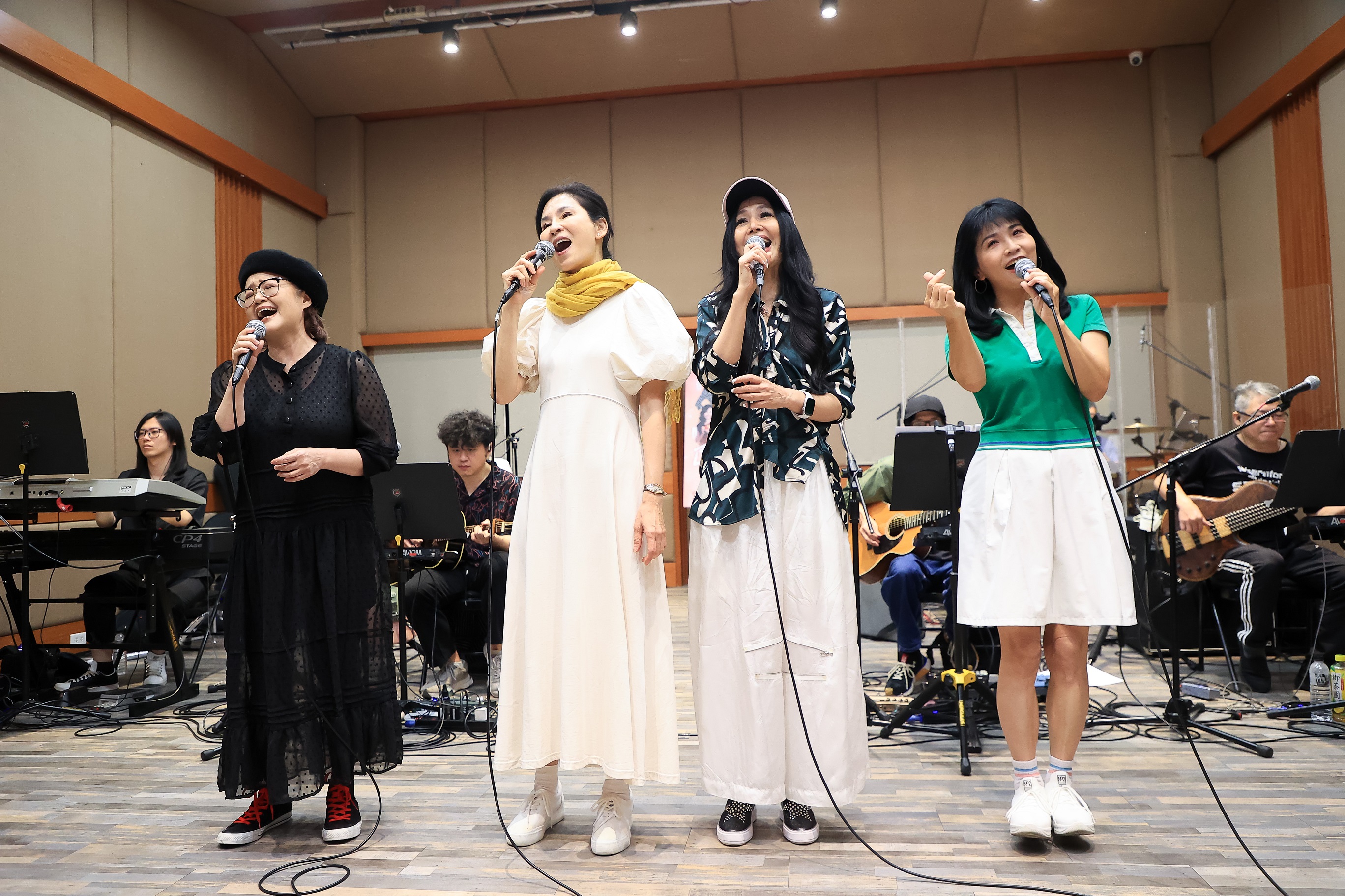 葉歡（左二）曝辛龍近況。（聯合數位文創提供）