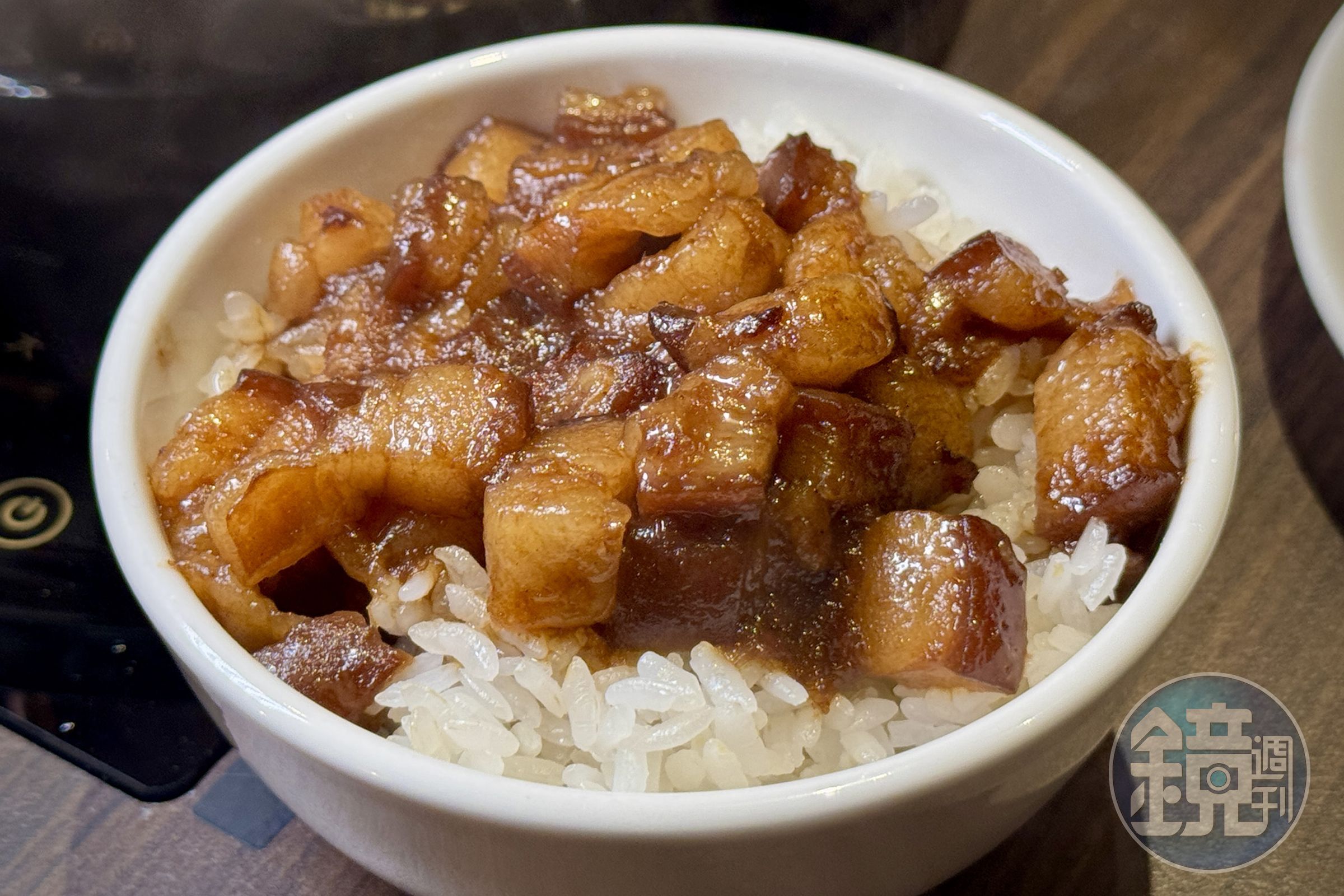 信義店自製的「黑金古早味滷肉飯」美味度完全不輸專門店。（可於附餐額外加價，15元／碗）
