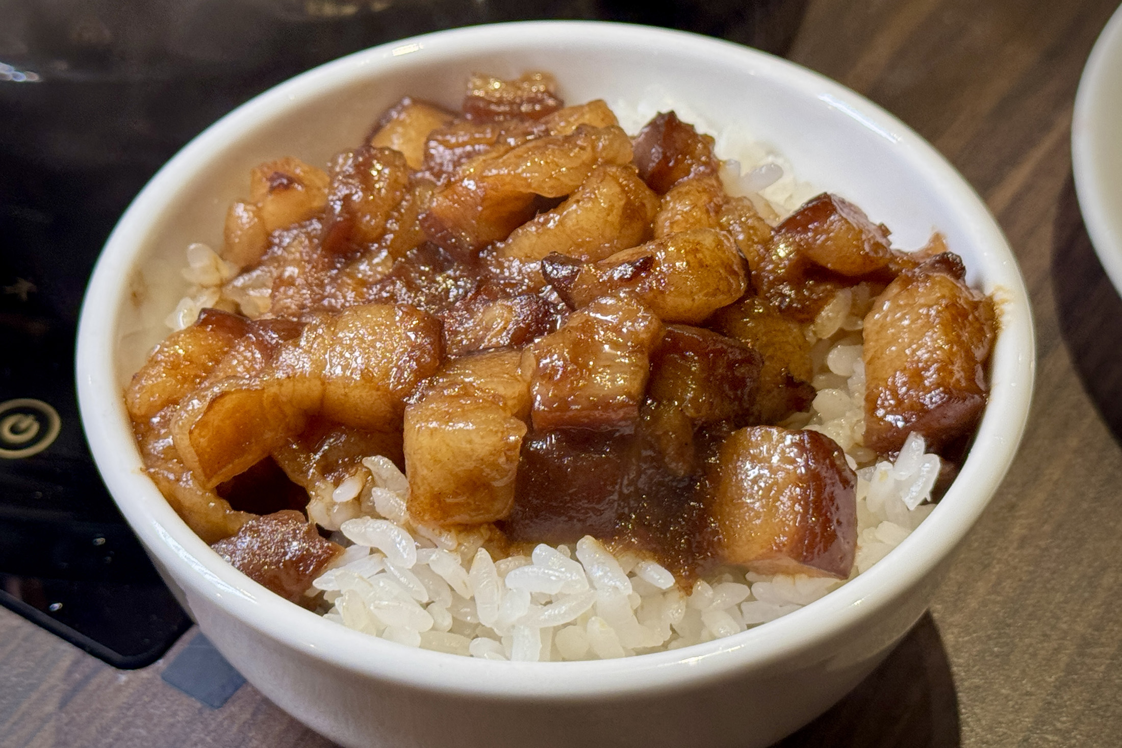 信義店自製的「黑金古早味滷肉飯」美味度完全不輸專門店。（可於附餐額外加價，15元／碗）