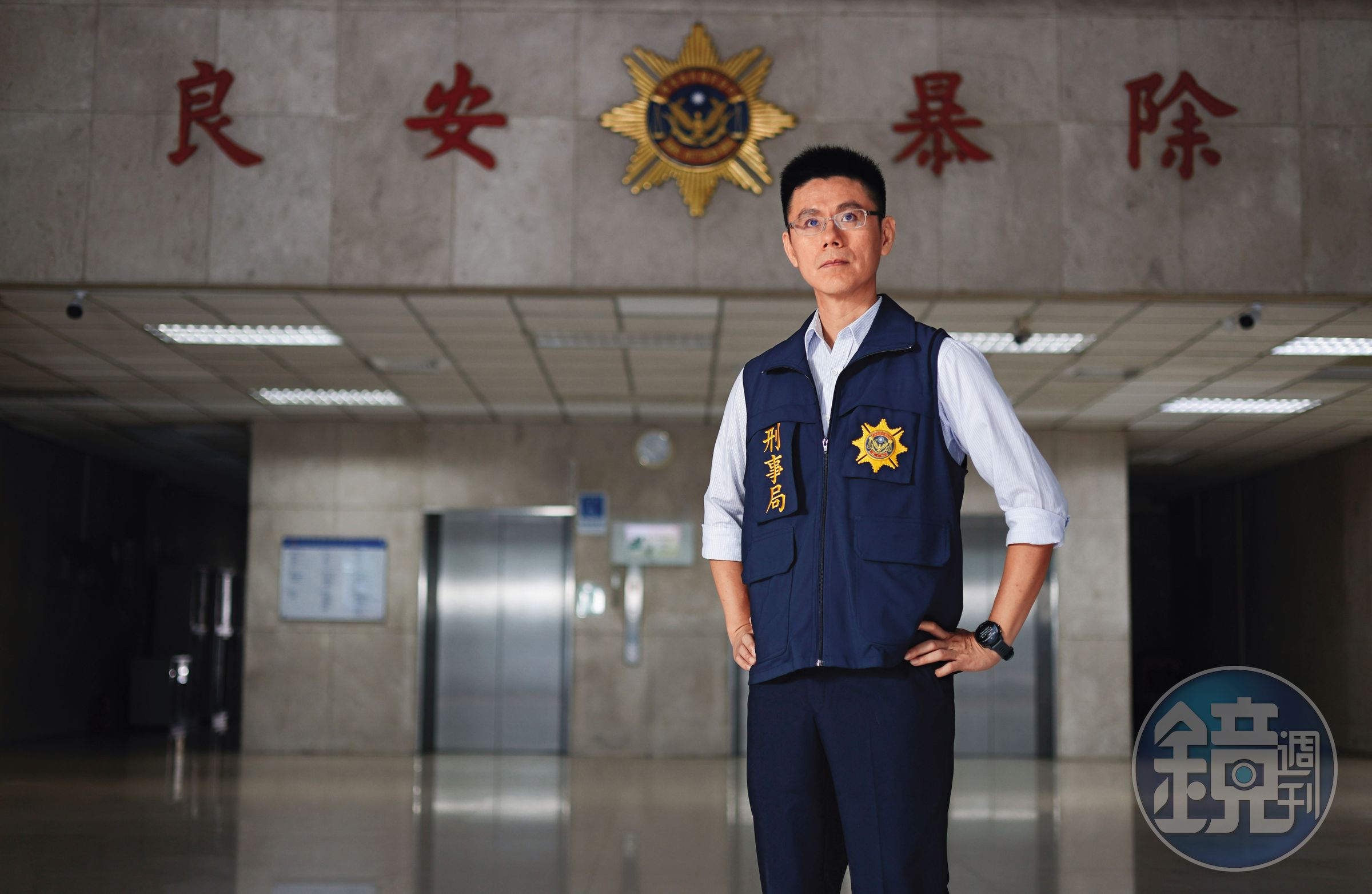 李栩洋從負責犯罪資料分析的內勤工作轉到外勤,發現詐欺犯再犯率極高,常遇到熟面孔。