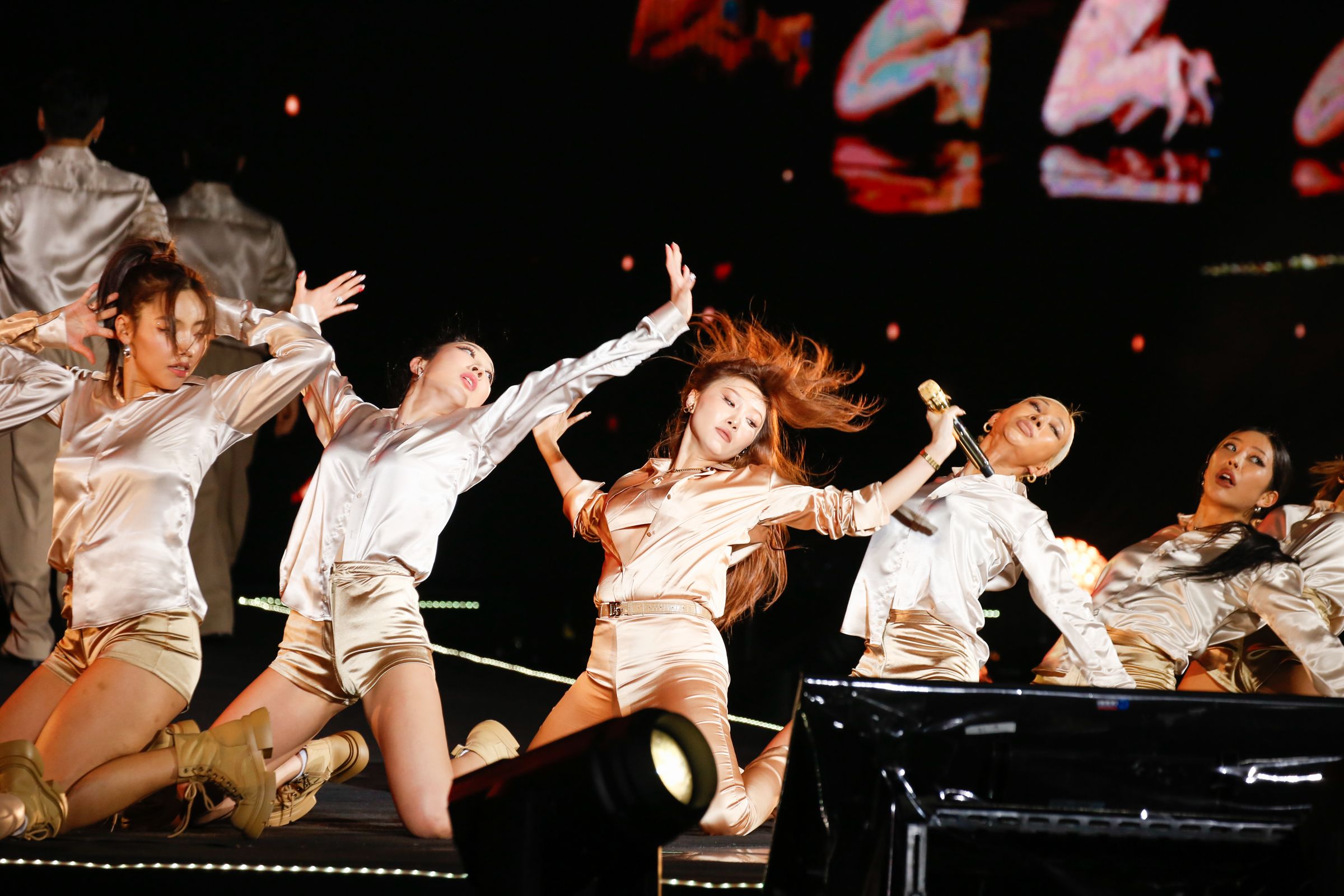韓國女團「MAMAMOO」成員華莎,全套緊身金色套裝現身,一連演唱多首夯歌。