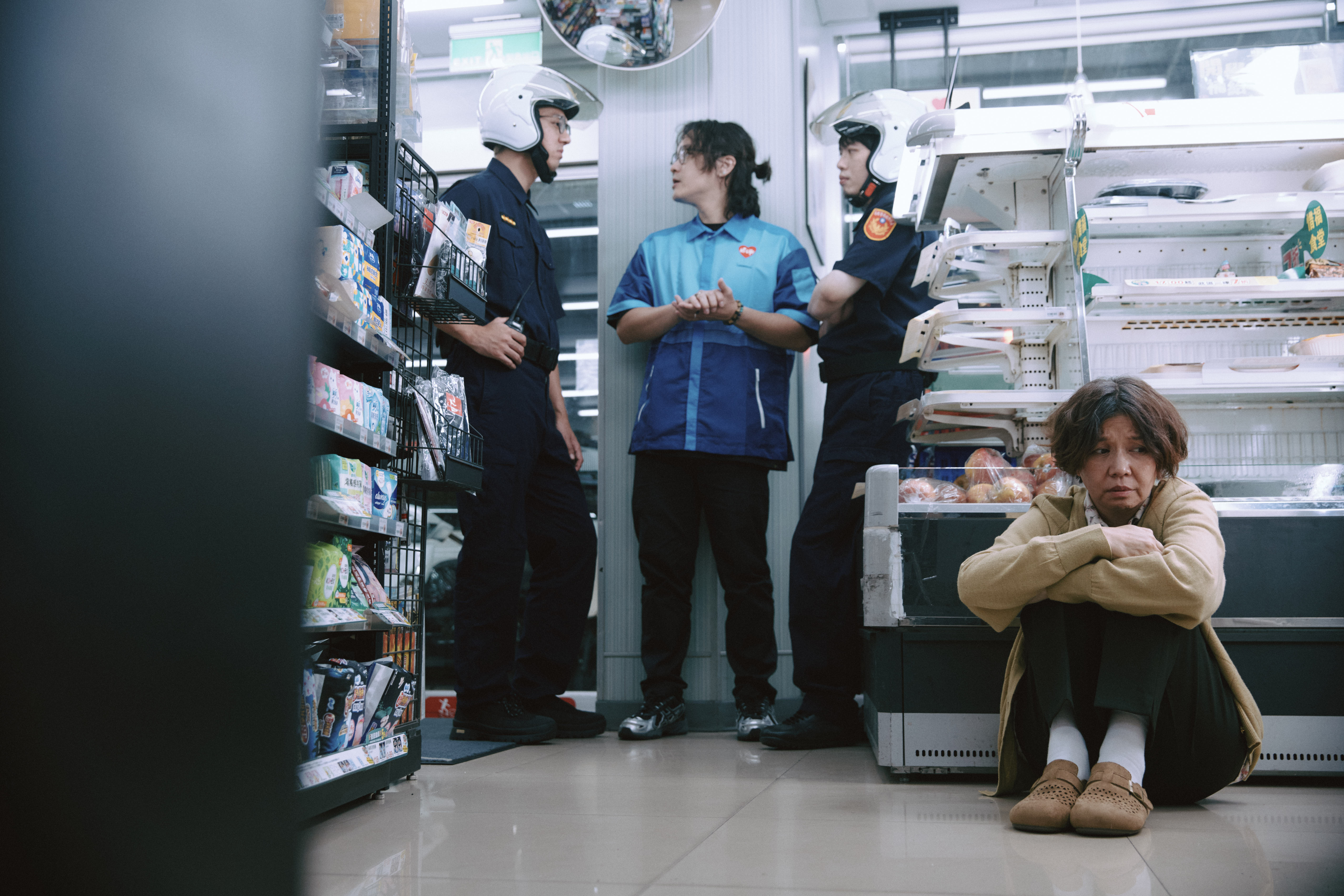 金鐘影后于子育在同根生樂團新歌〈關於劉老七的Q&A〉MV扮演失智症患者。（笙根蘭陽 提供）