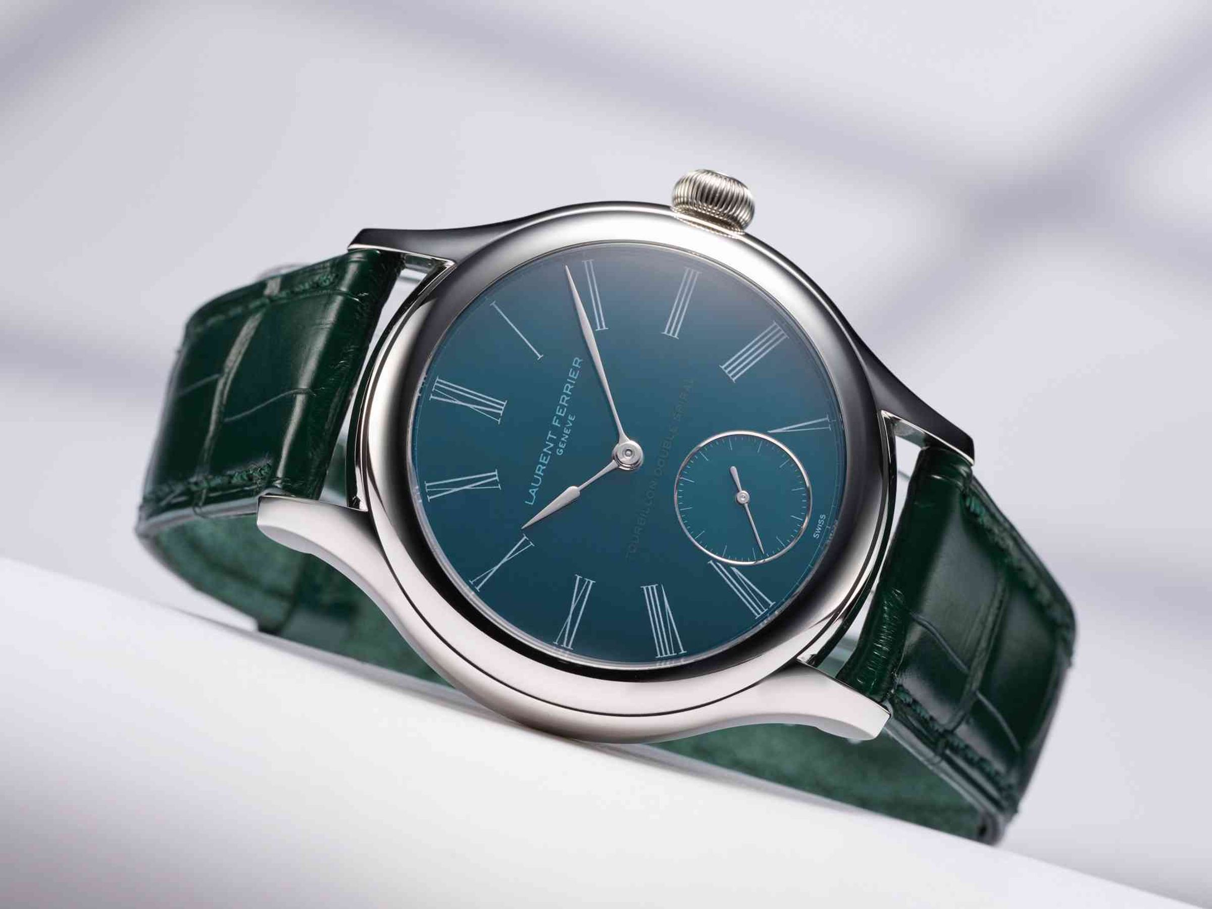 LAURENT FERRIER 在 2025 年 GWD 錶展上發表 Classic Tourbillon 特殊版，採用鉑金錶殼，配以「Teal 藍綠色大明火琺瑯面盤」以及「森林綠」鱷魚皮錶帶，屬於品牌直營銷售的「工坊系列」（Workshop Series），全球限量僅 5 只。