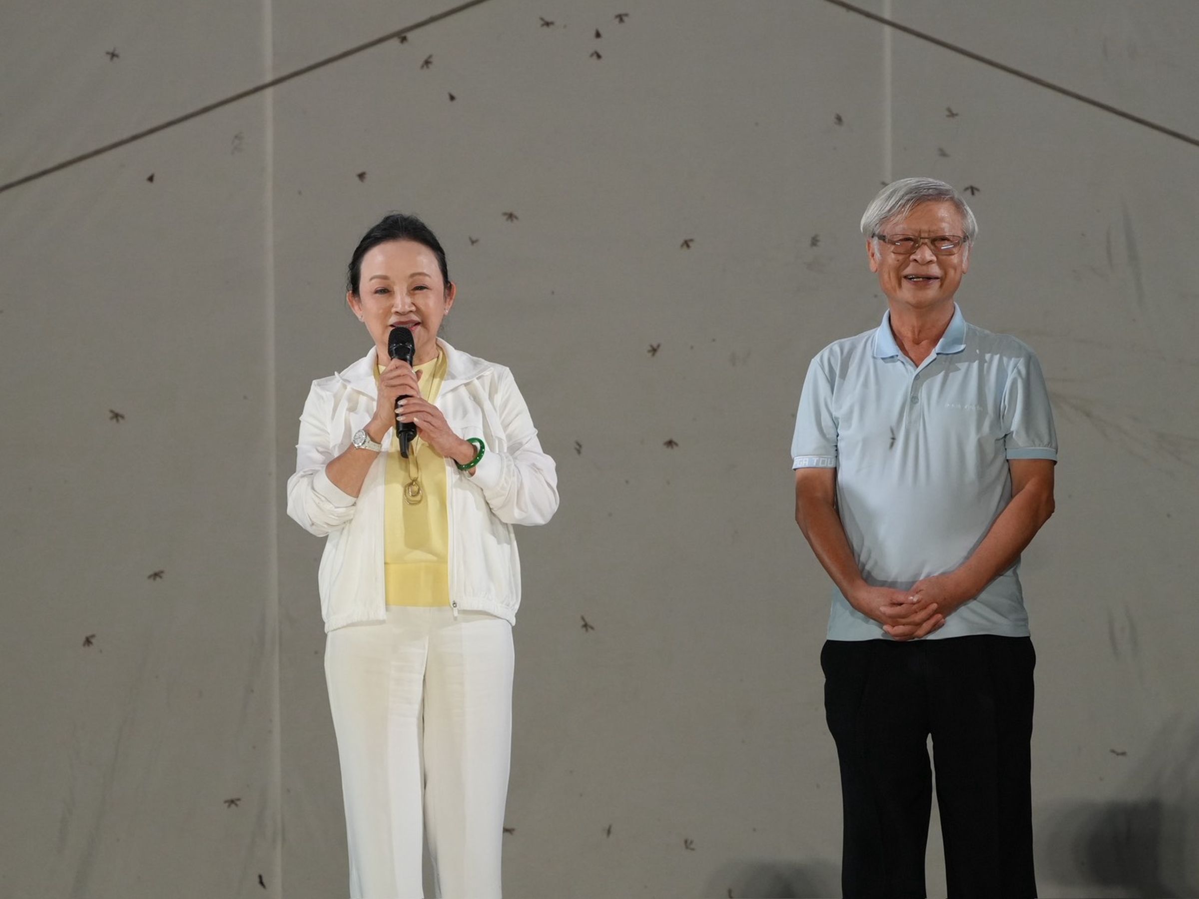 屏東高樹場湧入大批親子家庭,現場氣氛熱鬧溫暖,贊助高樹鄉演出的許美麗女士致詞。(紙風車劇團提供)