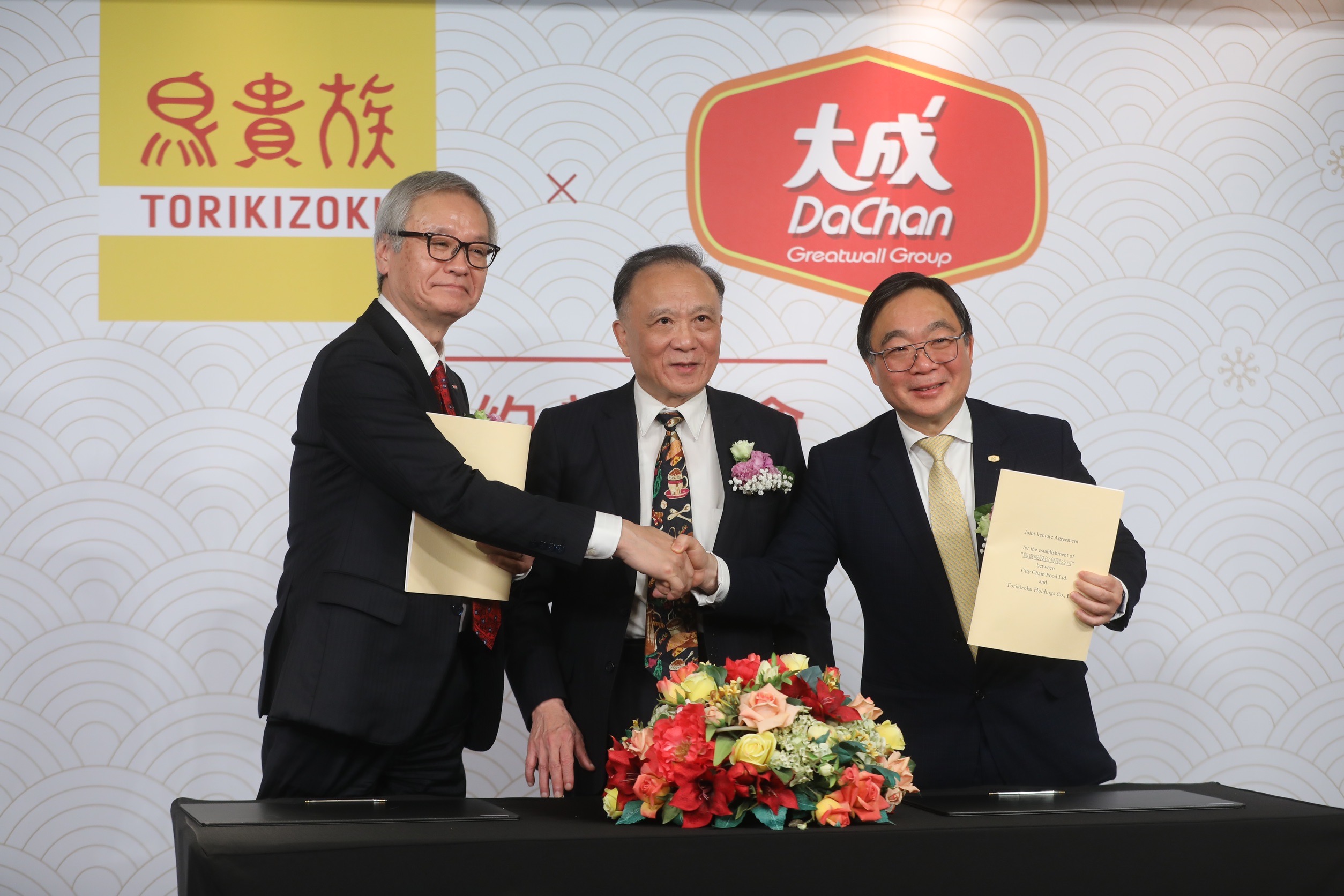 大成董事長韓家宇、大成集團副總裁暨都城實業董事長韓家寅、鳥貴族社長大倉忠司等人出席記者會,宣布引進高人氣的日本連鎖燒鳥居酒屋「鳥貴族」。