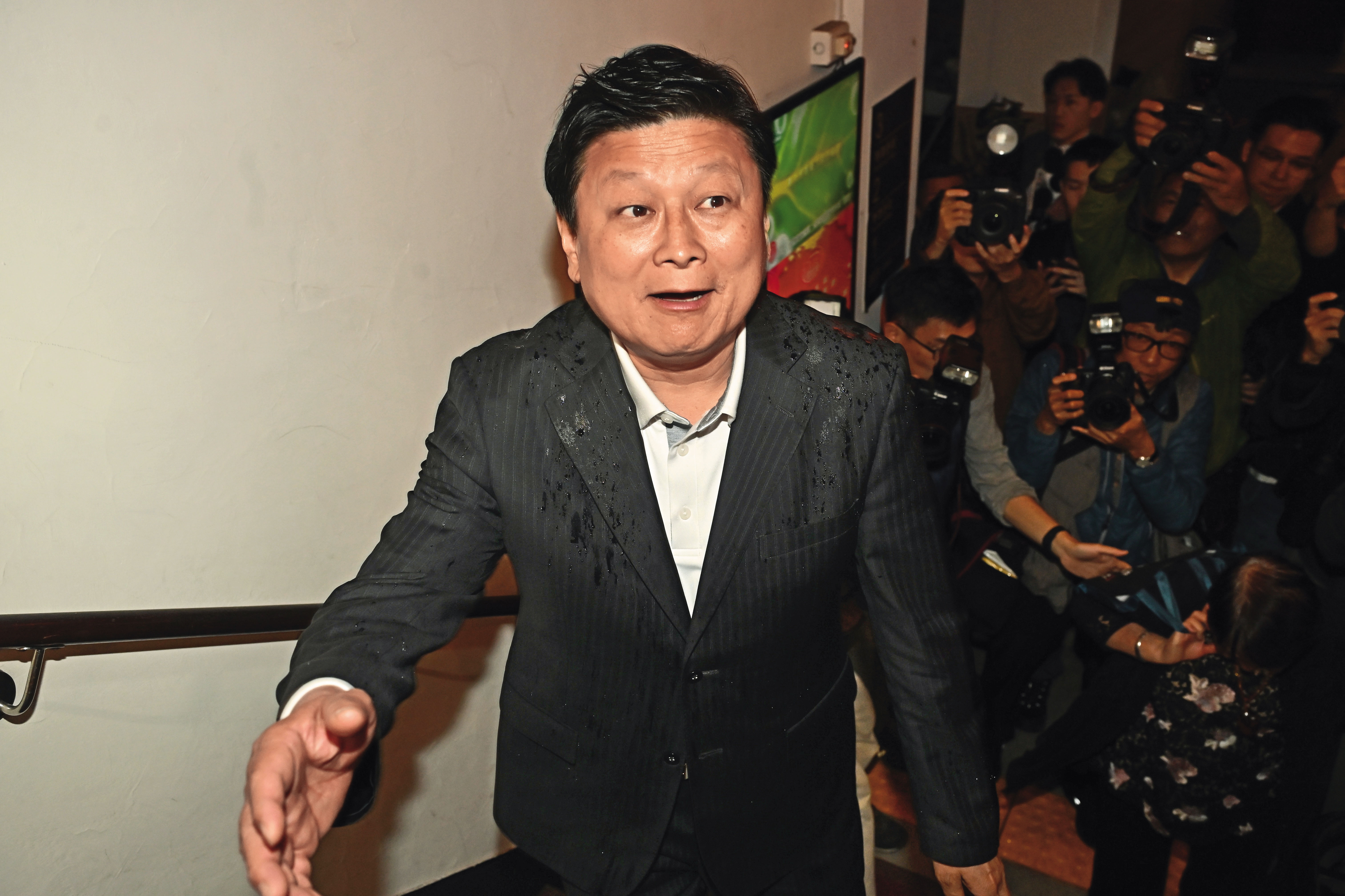 台北地檢署近月來針對藍營競 選小物3度搜索，花蓮地檢署 也暗中追查幸福水泥案是否有 公務員向業者趁機勒索，劍指 花蓮王傅崐萁意味濃厚。