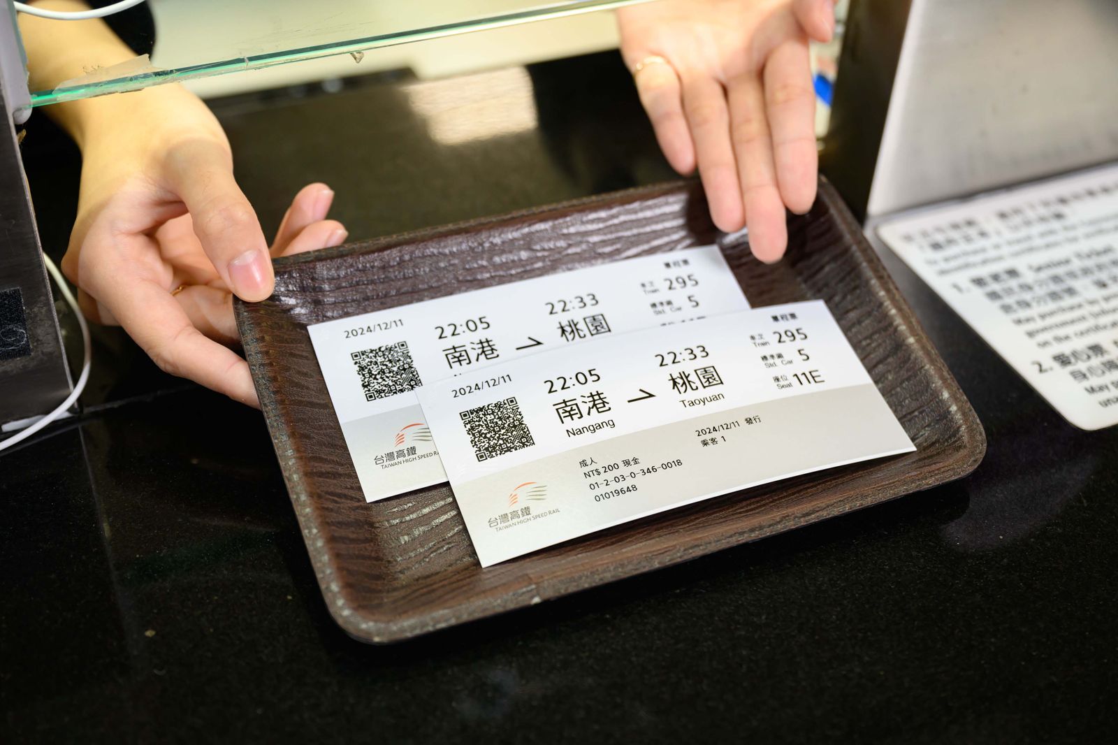 高鐵以QR Code紙票逐步取代原本的磁條式車票，讓旅客可直接掃描通過閘門。（台灣高鐵提供）
