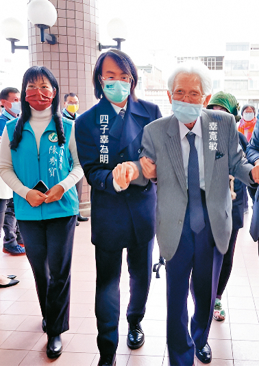 辜寬敏晚年致力回饋鄉里,春節必回鹿港發紅包濟貧。(鹿港鎮公所提供)