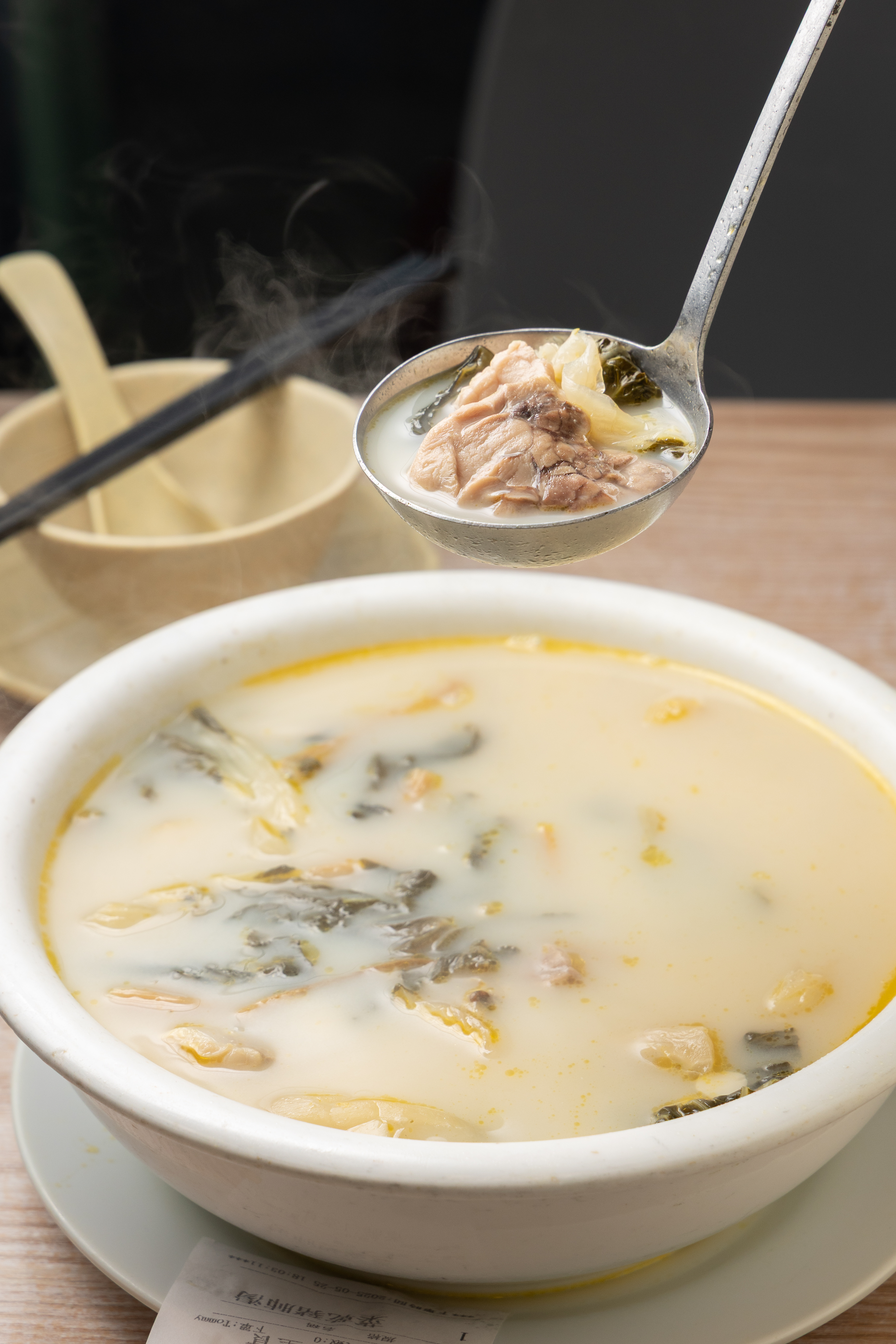 「菜乾豬肺湯」將小白菜乾加上豬肺一起煲湯，能夠滋陰潤肺。（港幣148元／份，約NT$558）