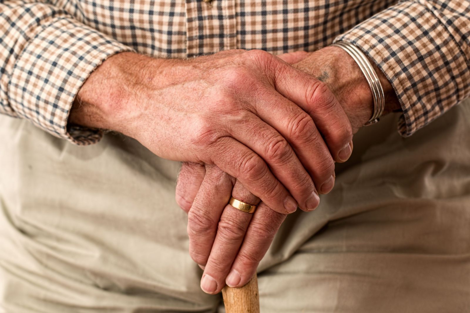 66歲不婚男擁2千萬存款卻不敢花... 理財專家教2招逆轉孤獨老!爽過第二人生