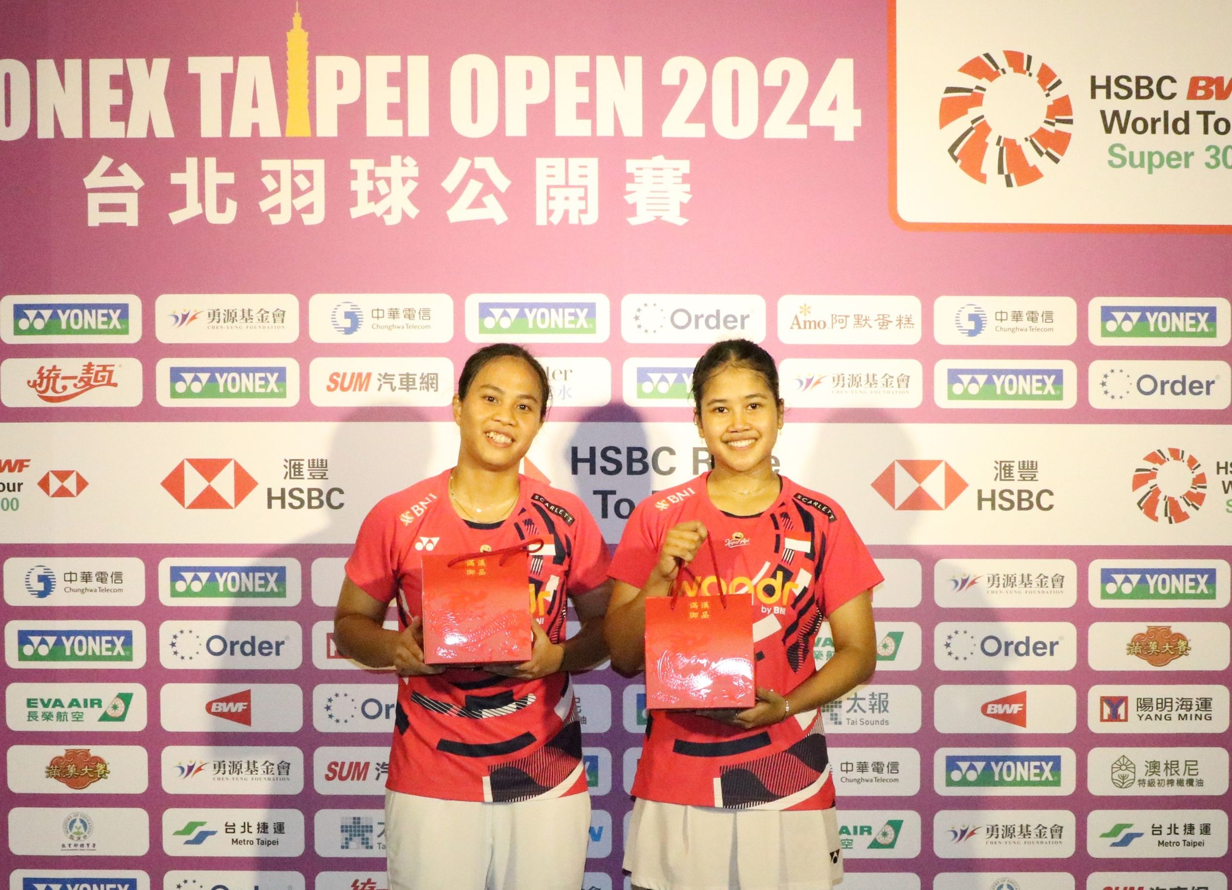羽協為讓遠道而來的外國選手能吃到台灣美食,特地挑選了以承襲華人宮廷料理精隨的精品牛肉麵禮盒-滿漢御品,贈送給所有參賽的國際選手。