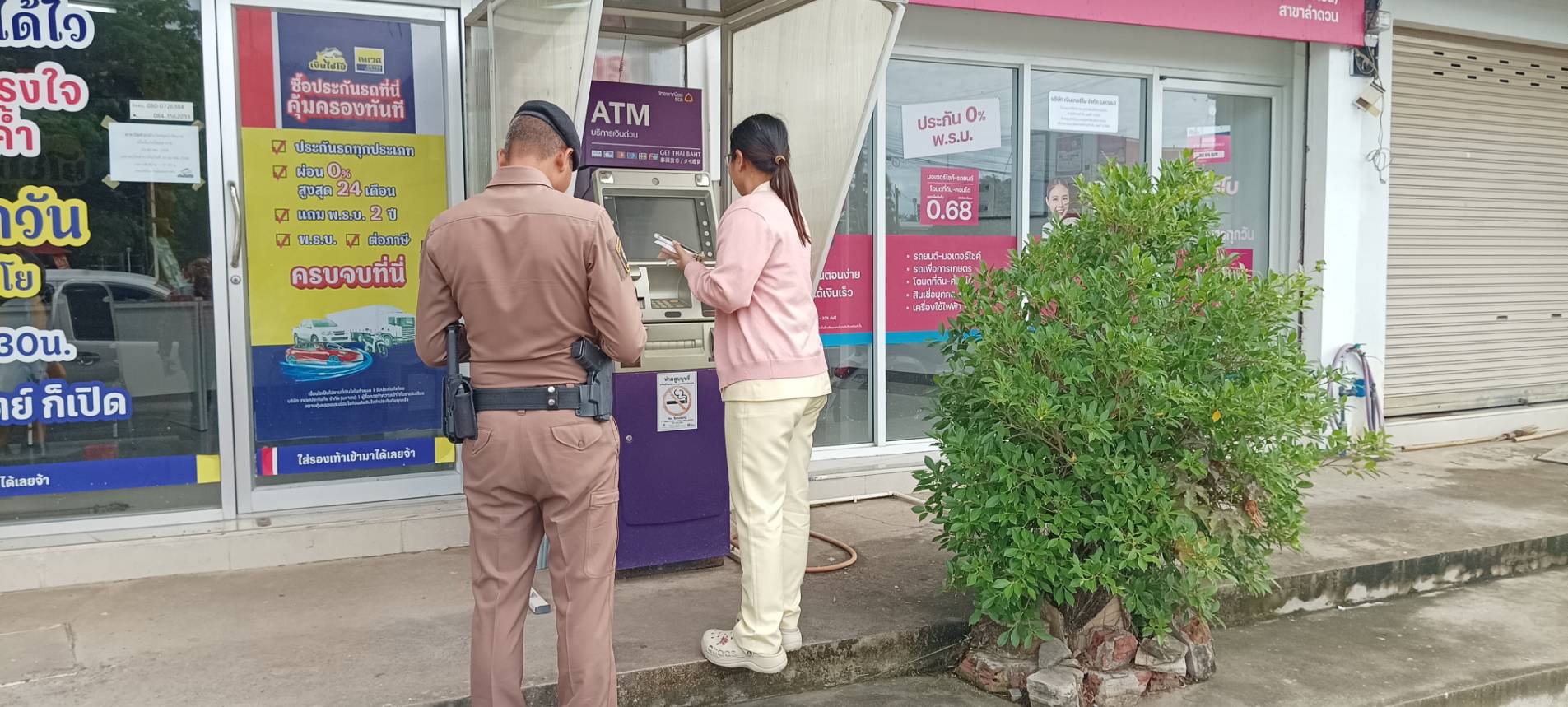 泰國一名護理師到ATM領錢，卻有毒蛇竄出。（翻攝自臉書คนสุรินทร์ทำดี）