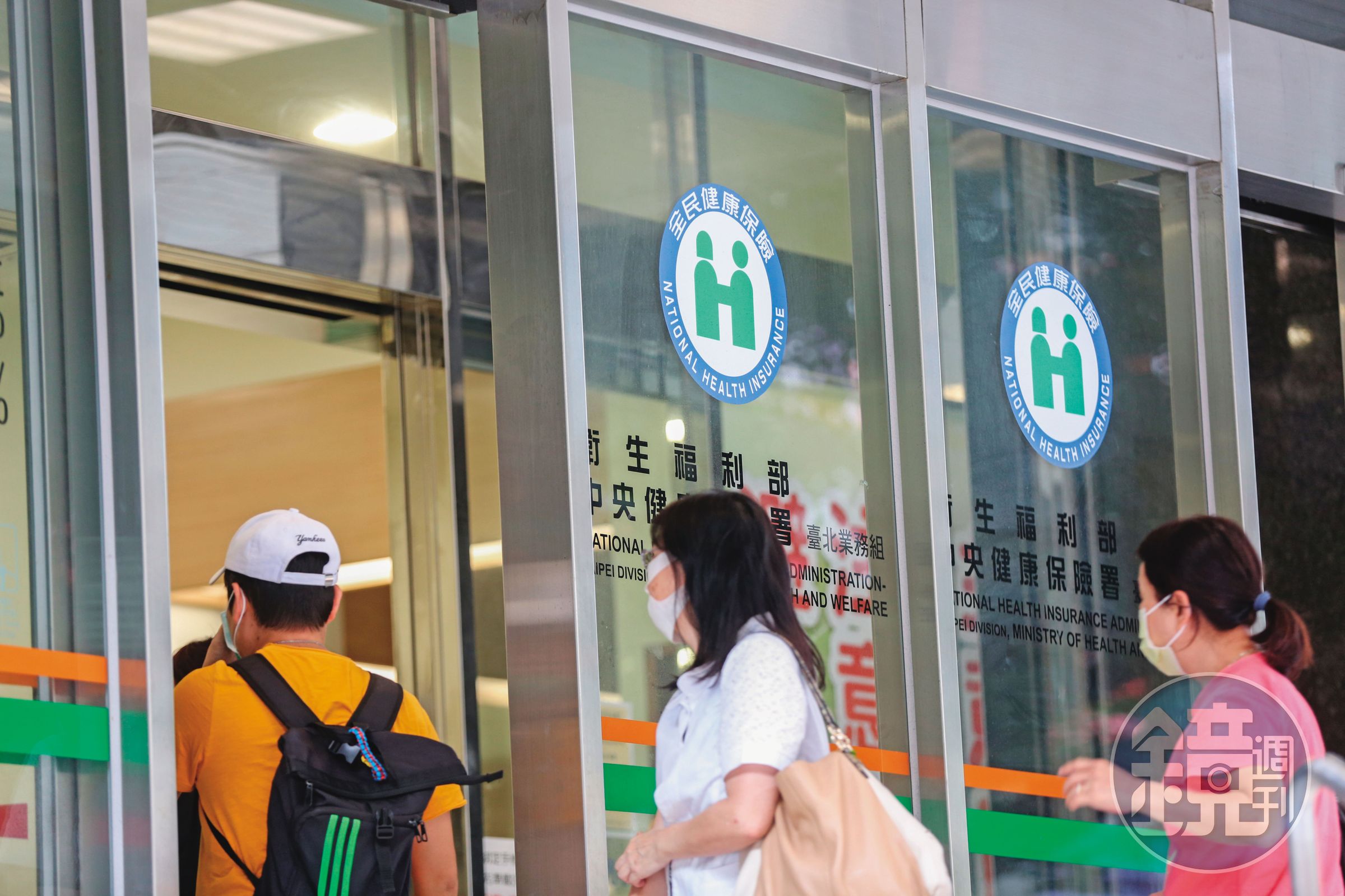 海外就醫仍可向健保局申請核退,拿到部分理賠。