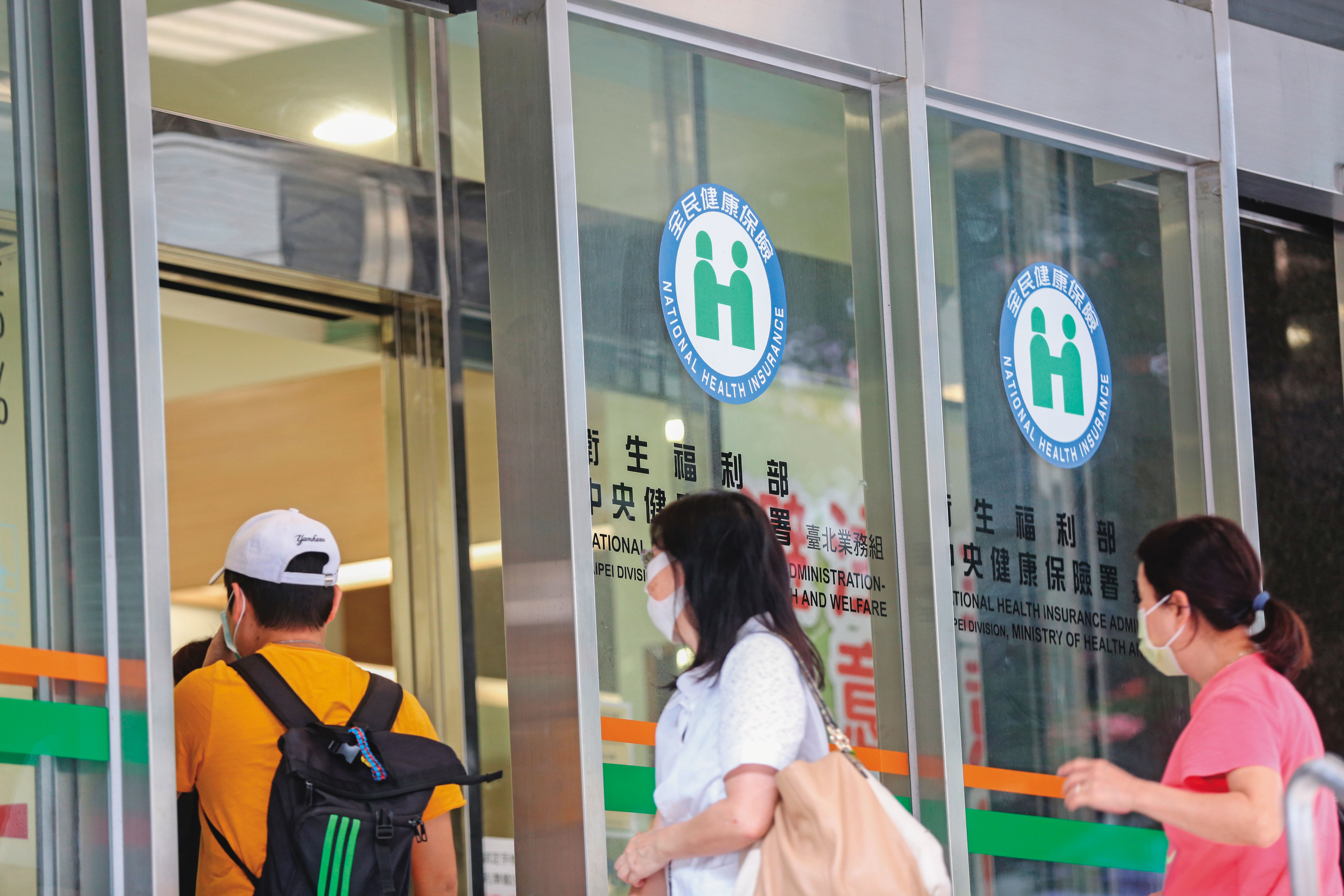 海外就醫仍可向健保局申請核退，拿到部分理賠。