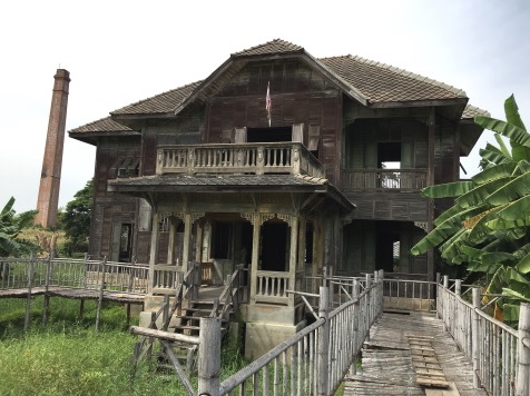 扮鬼的泰國女星BOW開拍前發願祈求拍攝順利。（威視提供）