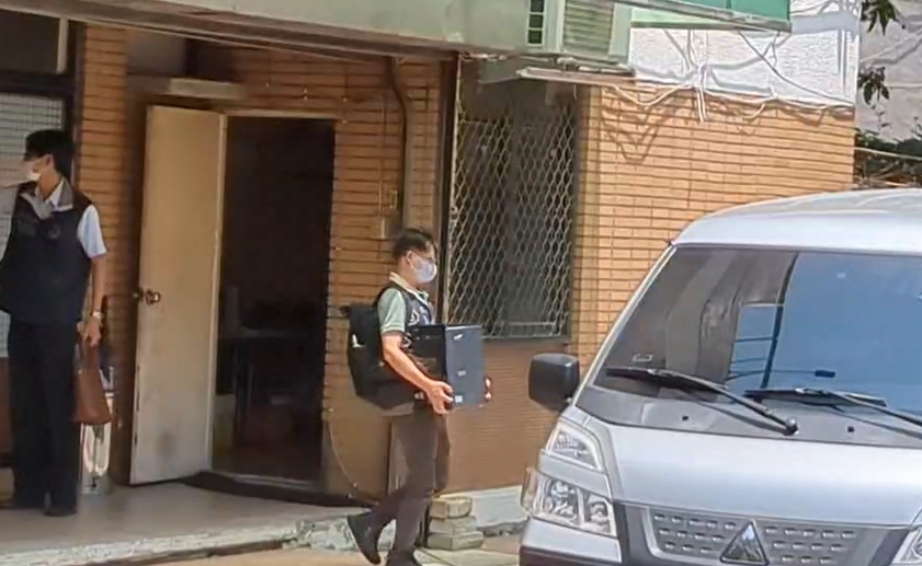 檢調一早8點，出動6車到國民黨台中市黨部展開搜索，查扣電腦、硬體及手機等相關3C證物。