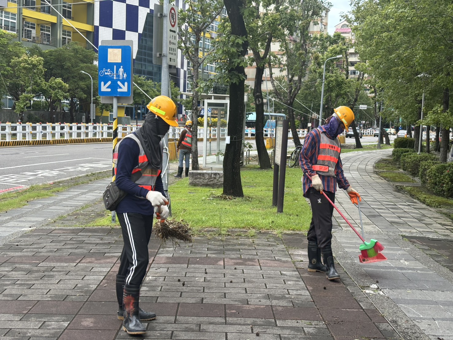 皇昌營造協助民眾人行道清掃。(翻攝畫面)