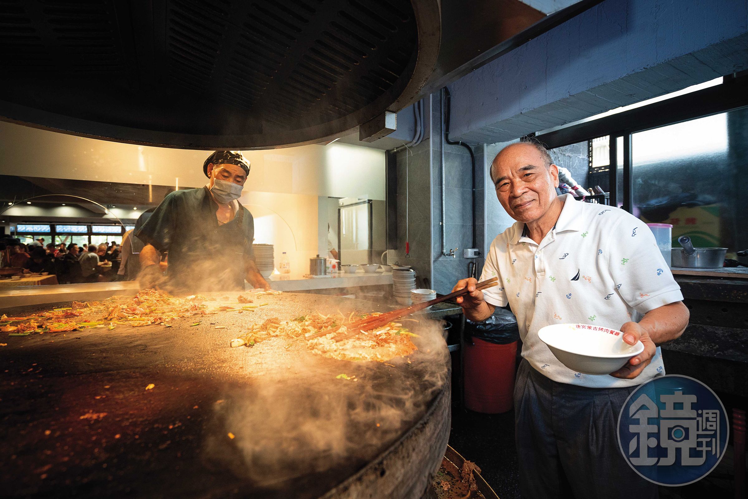 唐宮重新開業,77歲的老闆陳詠富(右)用長筷烤肉、掃肉入碗的功力絲毫不減當年。