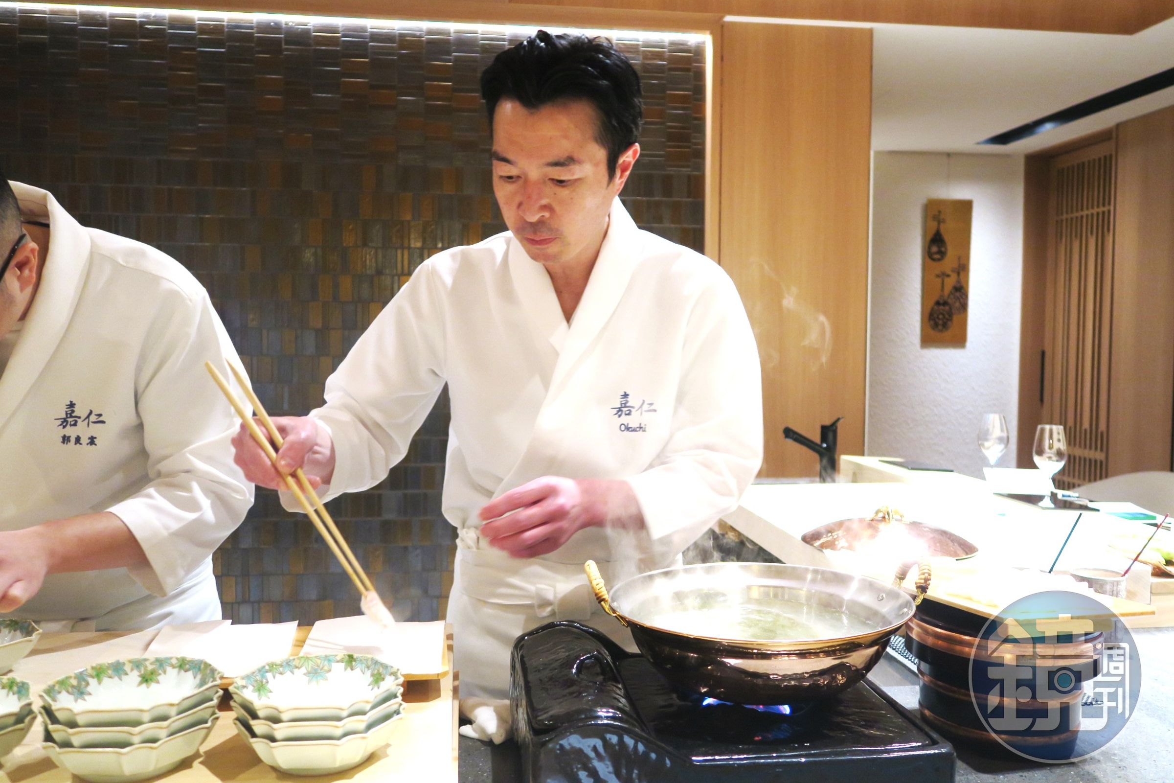 料理長正在準備九繪魚涮涮鍋，讓剛進門的客人感受到舌尖暖意。