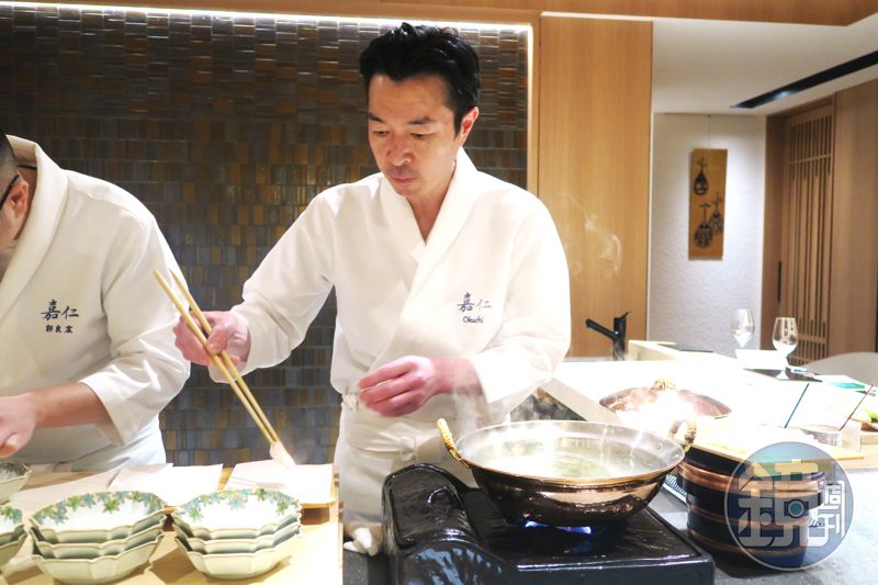 料理長正在準備九繪魚涮涮鍋,讓剛進門的客人感受到舌尖暖意。