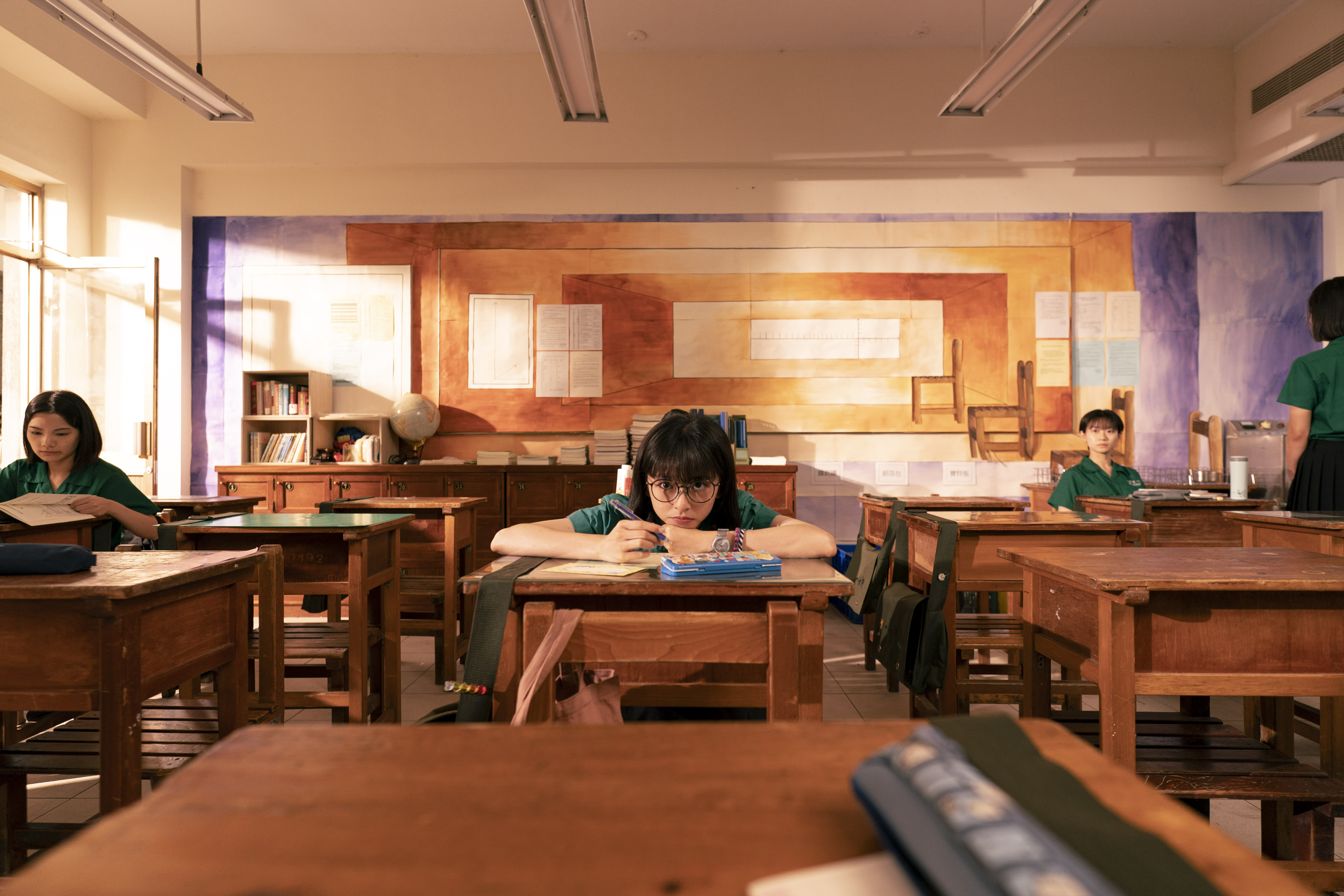 飾演夜校學生的陳姸霏（中）因為交換制服，有了不一樣的高中生活體驗。（興揚電影提供）