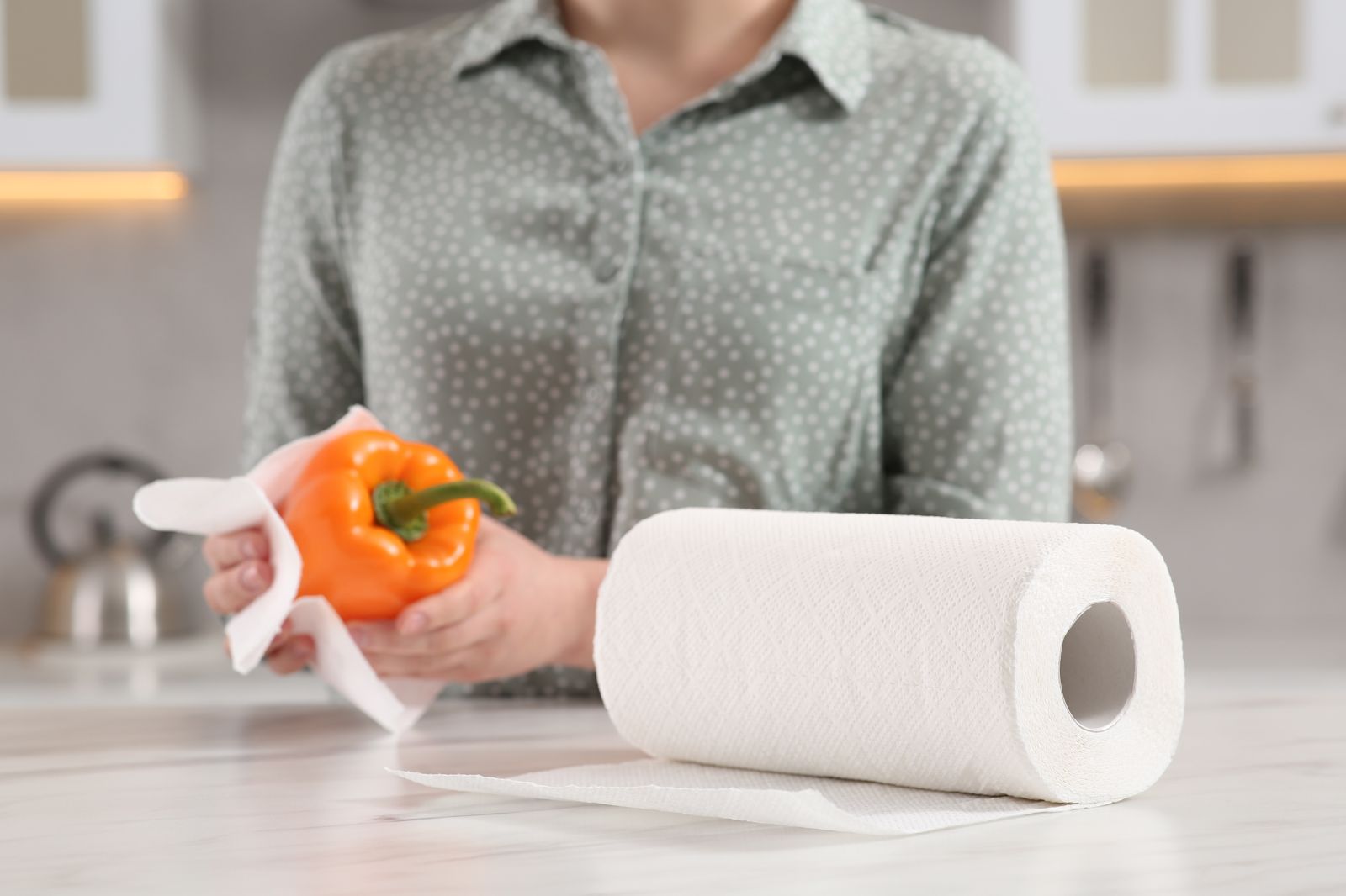 廚房紙巾因常直接接觸高溫食材，或是在加熱過程作為輔助工具，因此應該慎選其成分與材質。（翻攝自123圖庫）