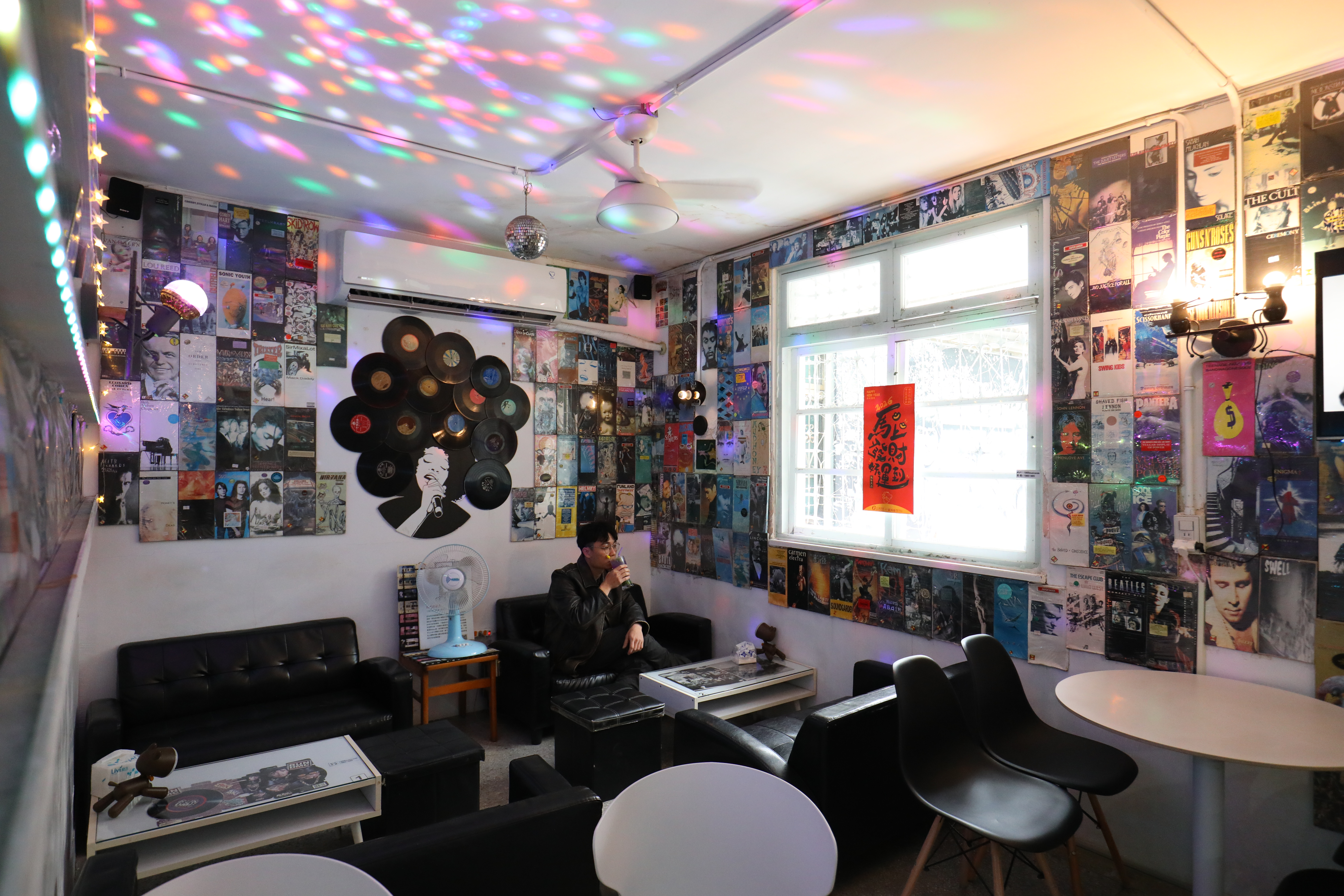 「1985音樂公寓」把黑膠、卡帶與搖滾靈魂搬進眷村，一走進瞬間回到台灣流行音樂的黃金年代。
