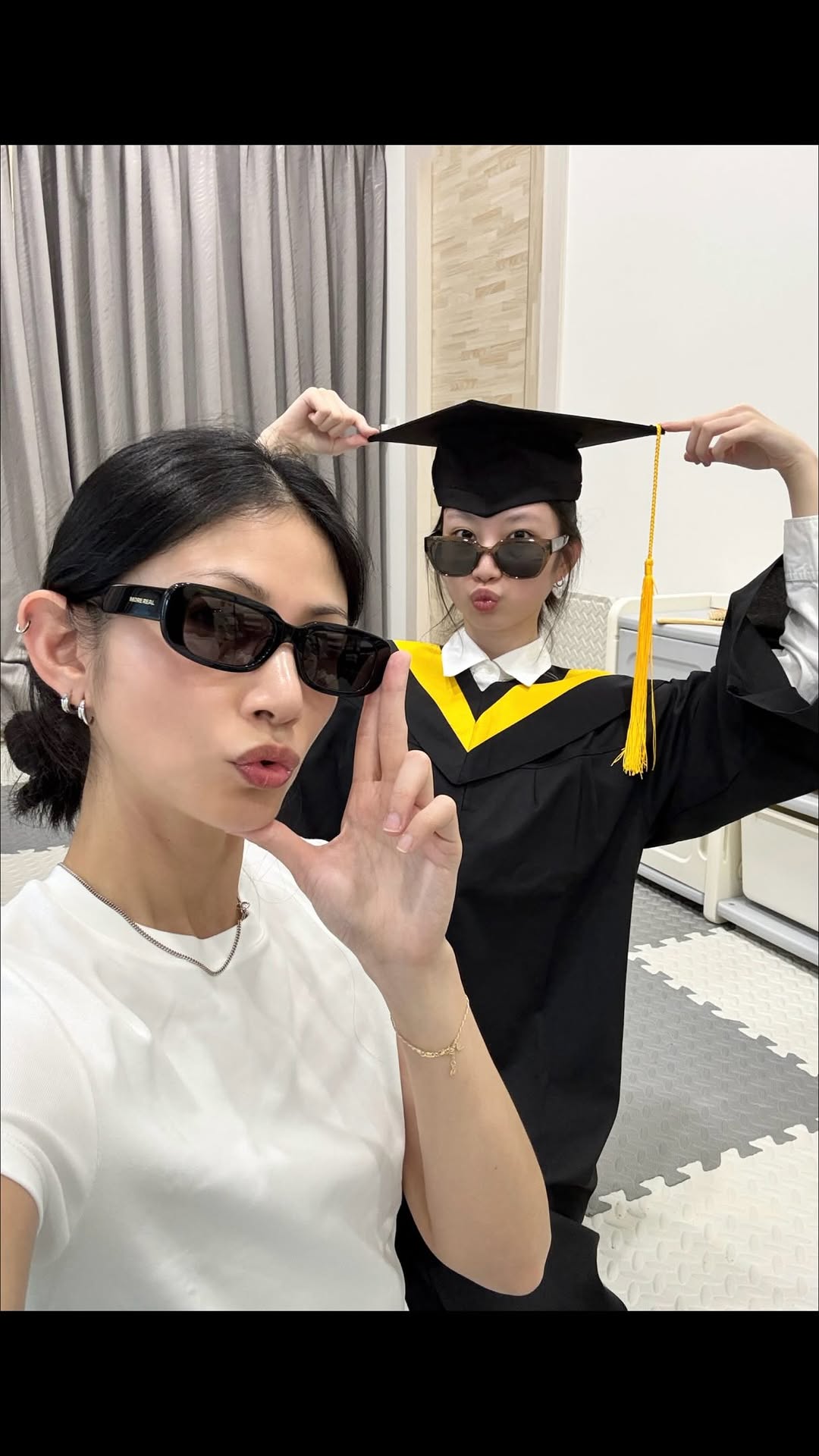 李千娜的女兒顧穎最近大學畢業，母女倆馬上來上一支同框跳舞影片放上社群平台。（李千娜IG）