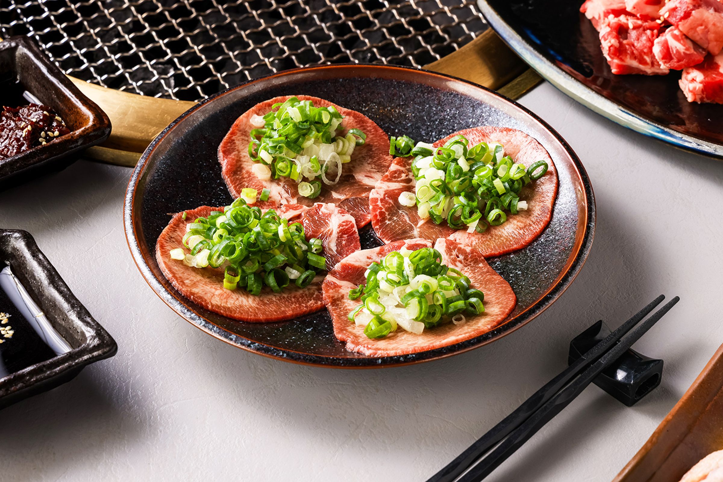 「和牛牛舌」精選舌中後段的精華部位,搭配胡同調味過的青蔥及洋蔥泥,口感鮮甜脆彈。(胡同燒肉提供)