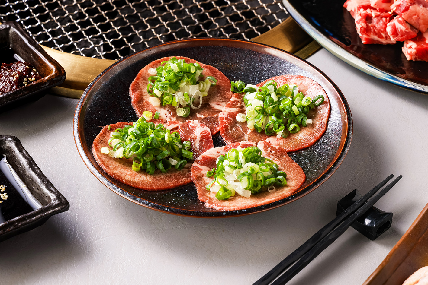 「和牛牛舌」精選舌中後段的精華部位,搭配胡同調味過的青蔥及洋蔥泥,口感鮮甜脆彈。(胡同燒肉提供)