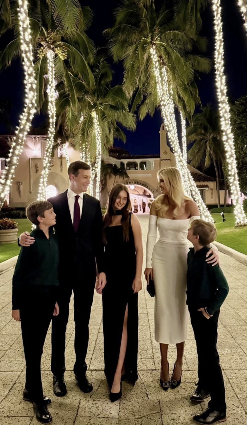 伊凡卡和丈夫庫許納育有1女2子,一家五口感情緊密。(翻攝ivankatrump IG)