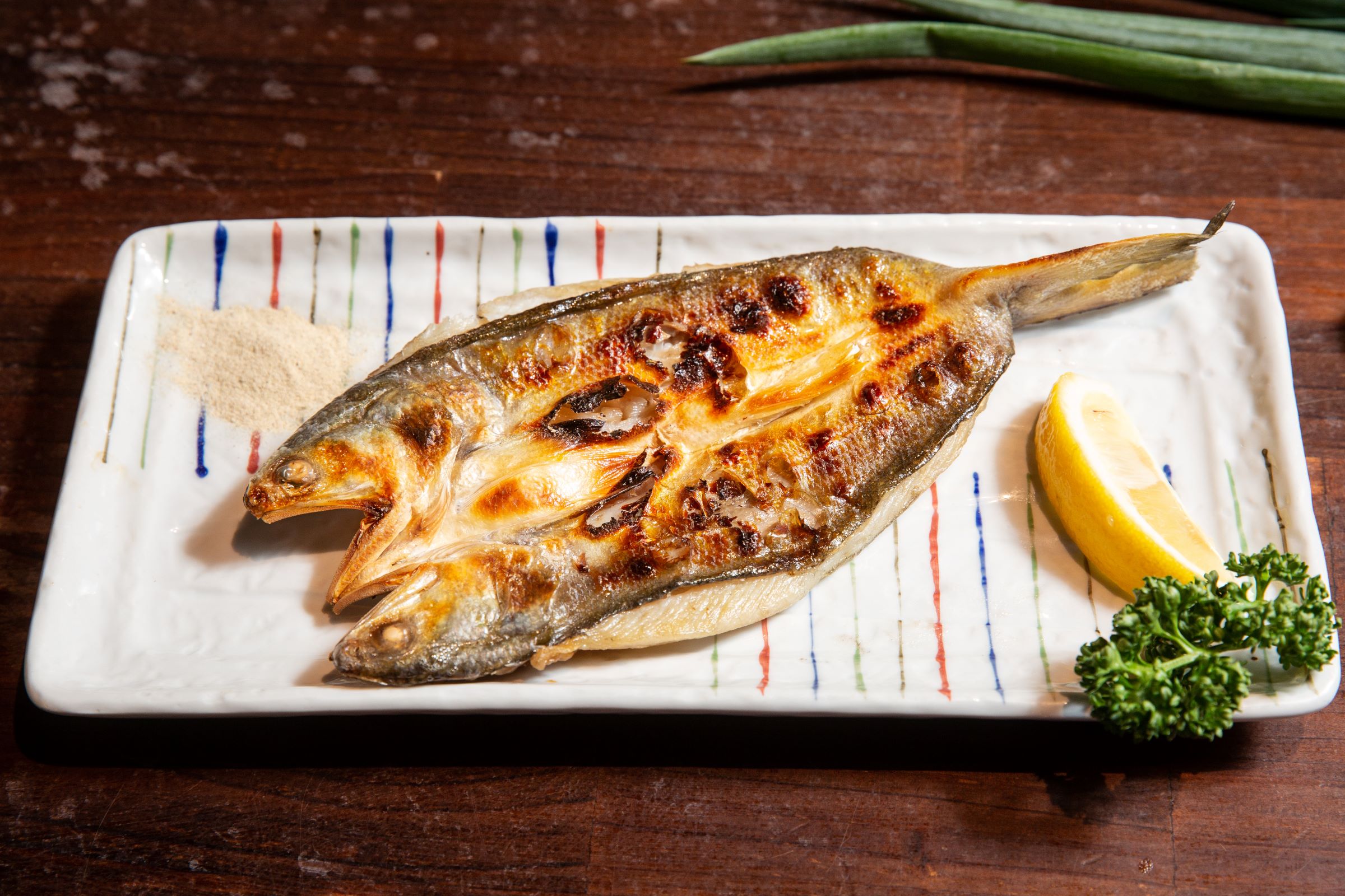 午仔魚號稱很難烹飪失敗的食材，魚肉質細緻、魚骨細、刺少、油脂也豐富，同時可以被養殖、供貨穩定，所以它成為居酒屋內的一夜干主力魚種。