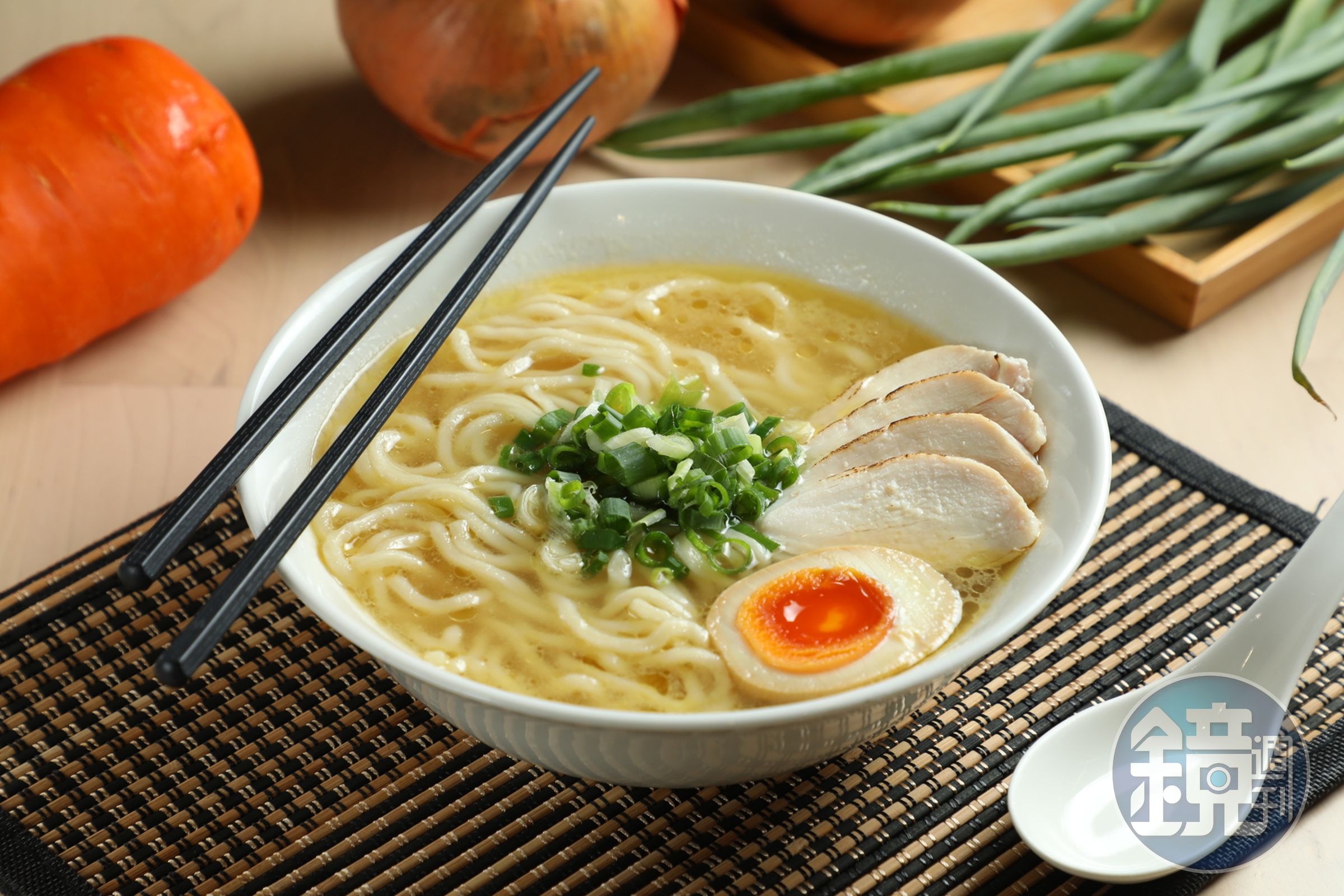 「會想念的雞湯麵 」以日本淡麗系雞湯拉麵製法，湯頭甘醇，雞香味十足。（160元／份）