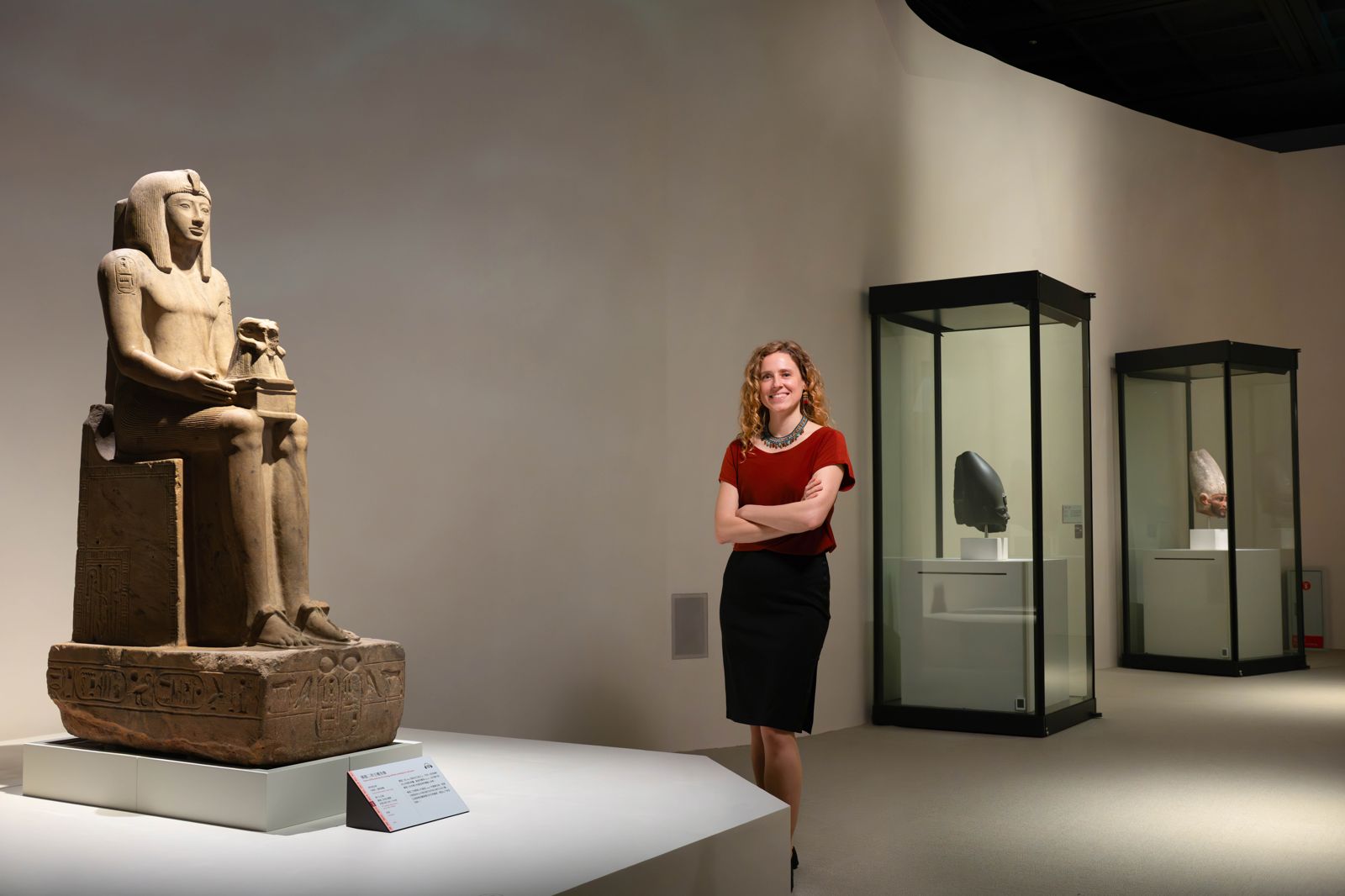 大英博物館專案策展人凱莉．艾切塔．克羅，為奇美博物館策劃了特展《埃及之王：法老》，打破傳統編年順序，以「王權視角」出發，深入古埃及人的生活；圖中雕像即是塞提二世王權坐像。（奇美博物館提供）