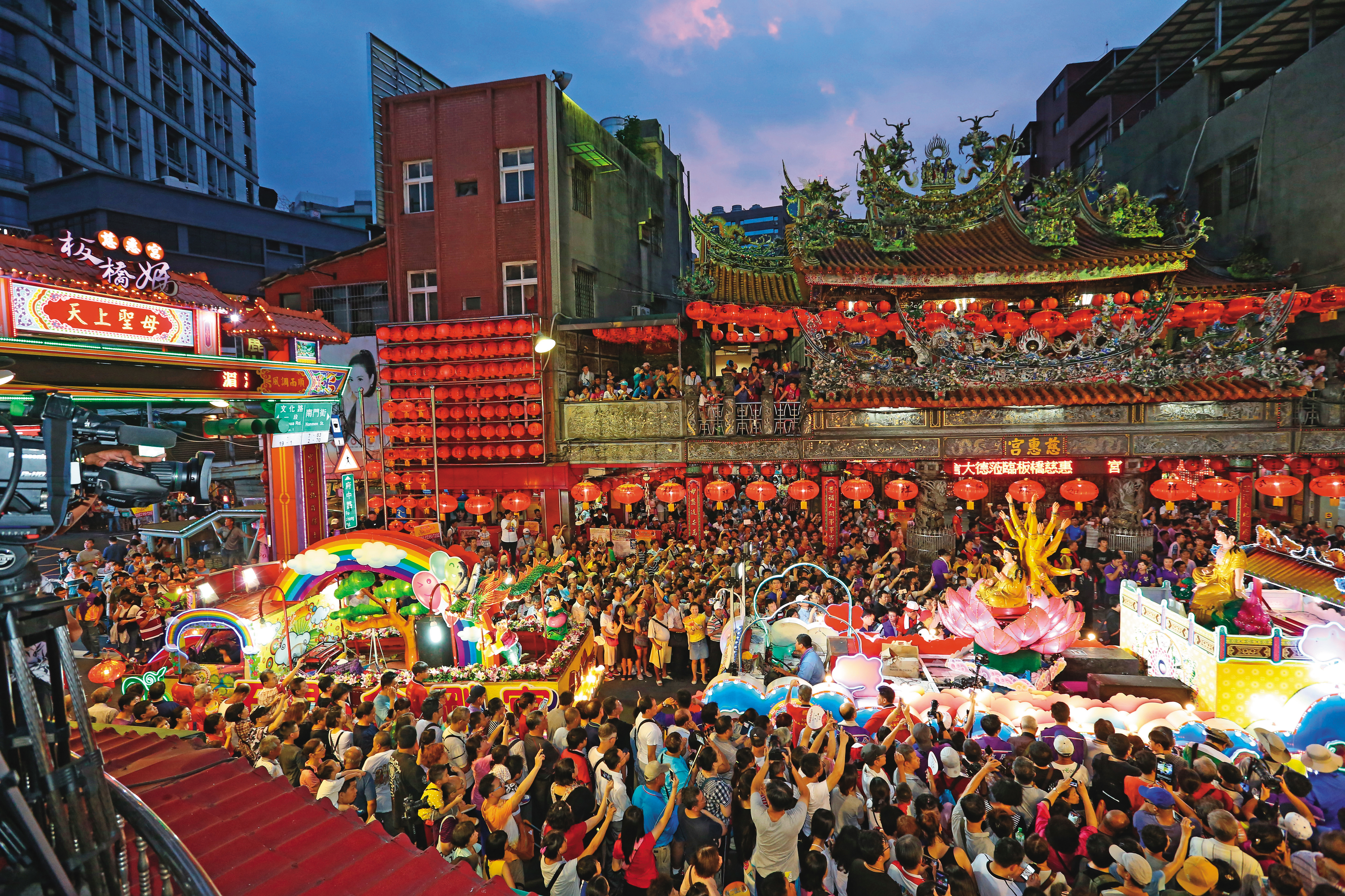 新北板橋知名地標慈惠宮，祭典時人聲鼎沸。