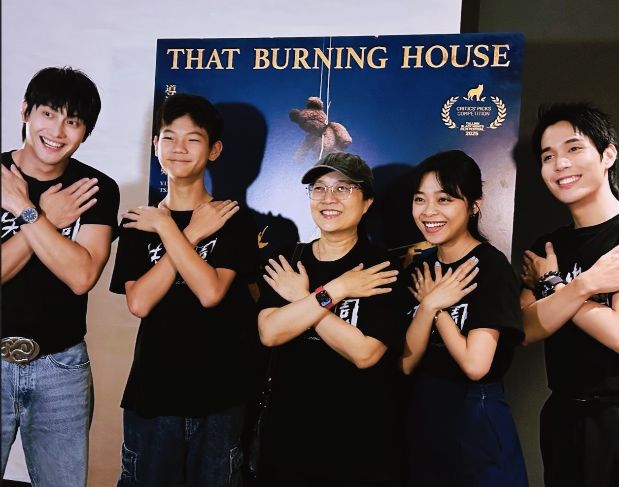 電影上映首週映前映後主創演員大合照，左起為范少勳、洪君昊、導演蔡銀娟、李夢苡樺與陳彥嘉。（冬候鳥電影、文策院提供）