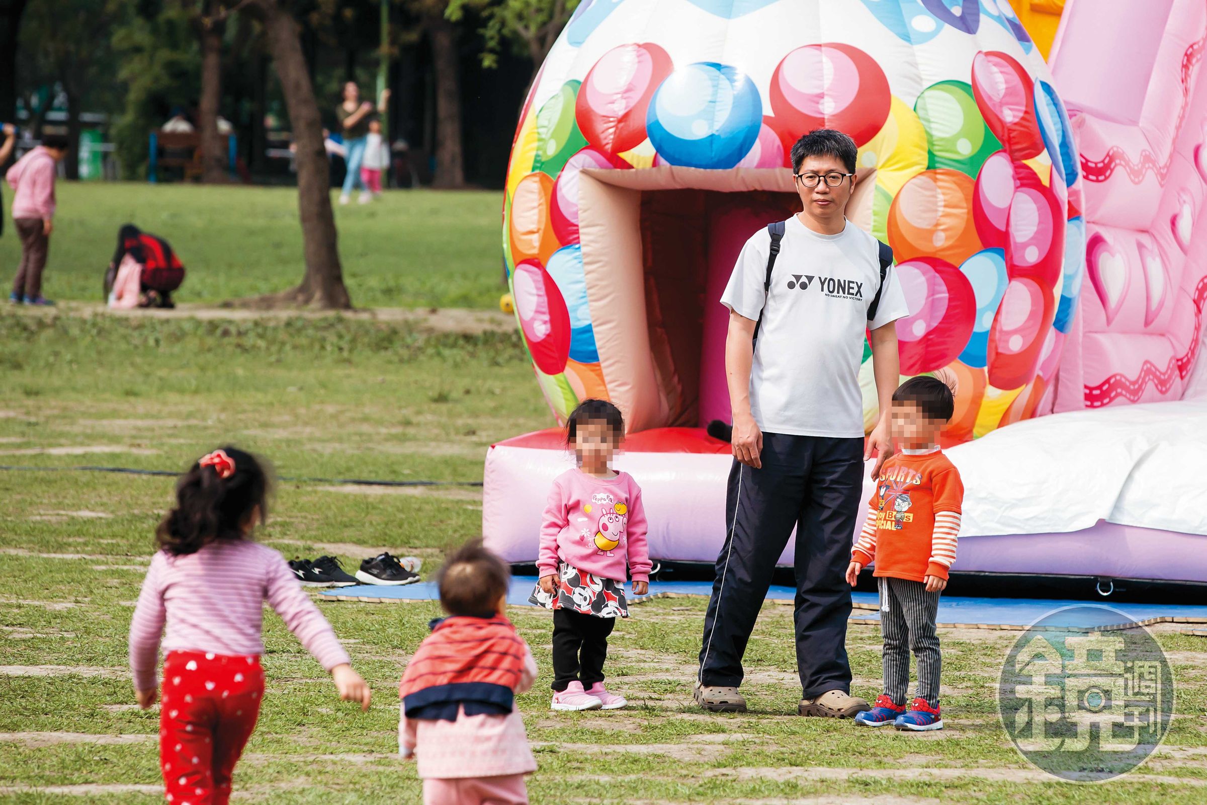 許多父母想買保單等小孩成年後再贈與給小孩,須留意直接變更要保人,有被課贈與稅的風險。