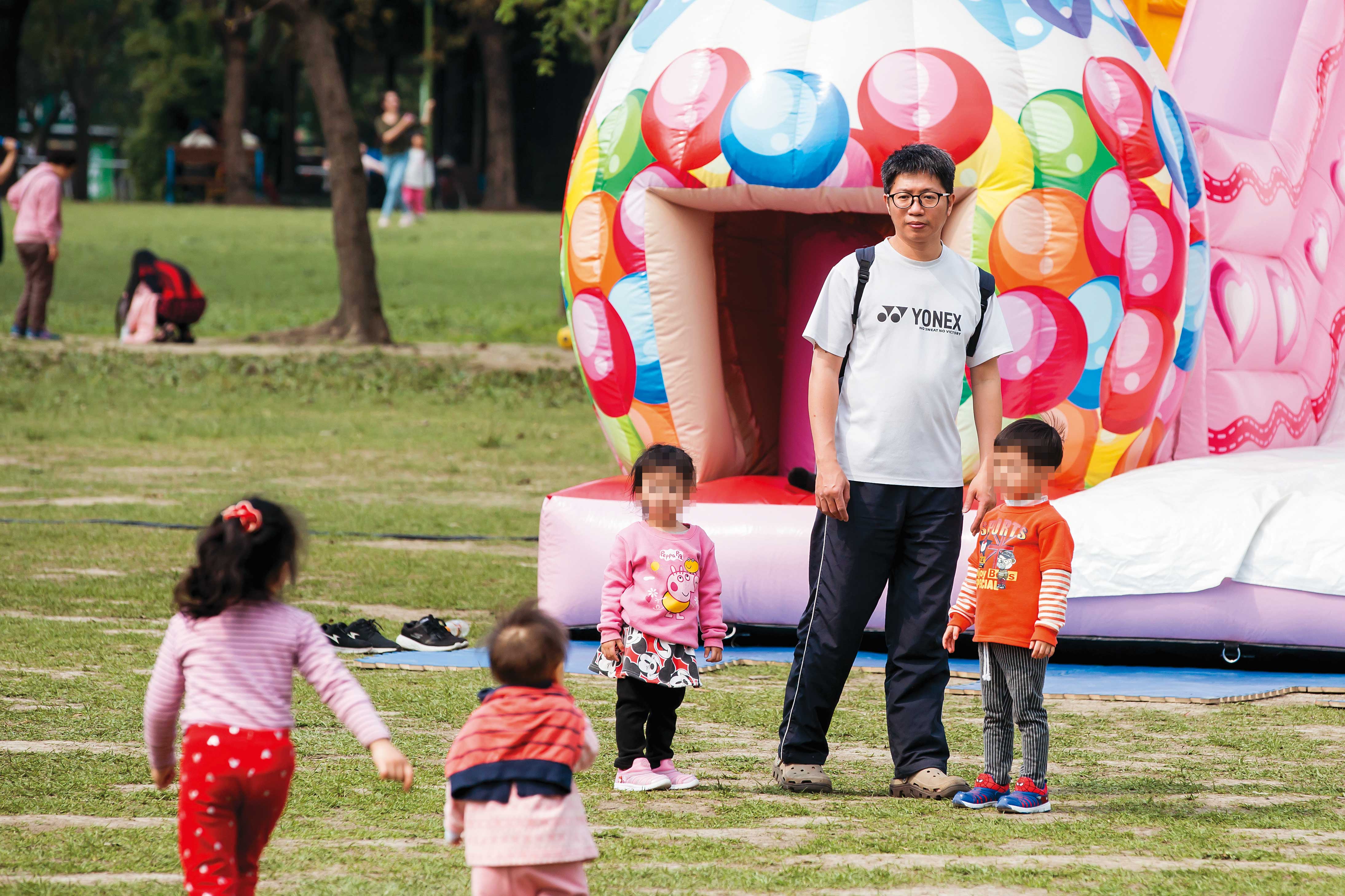 許多父母想買保單等小孩成年後再贈與給小孩，須留意直接變更要保人，有被課贈與稅的風險。