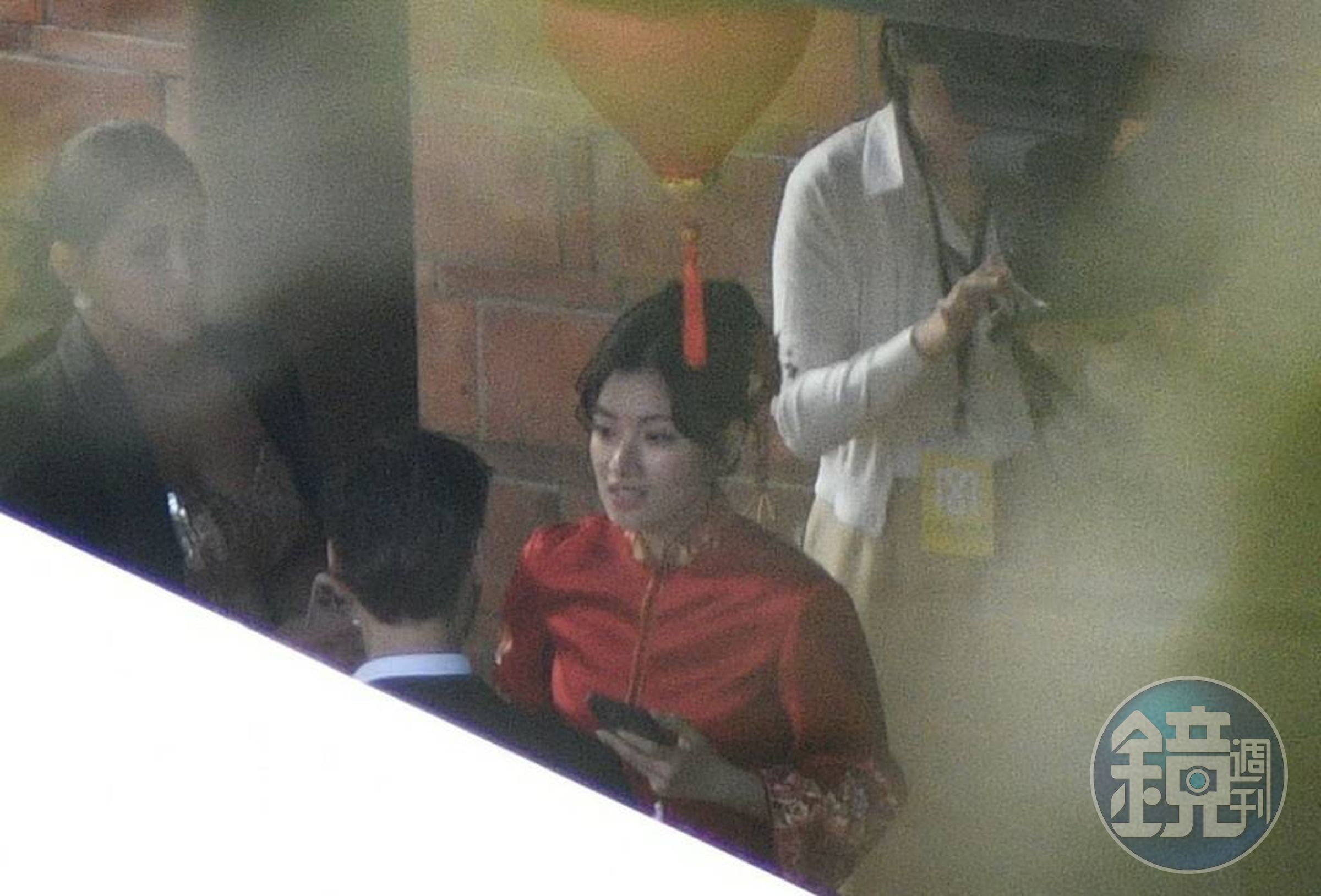 新娘許惠瑜身穿傳統服飾，心情和氣色都相當好。