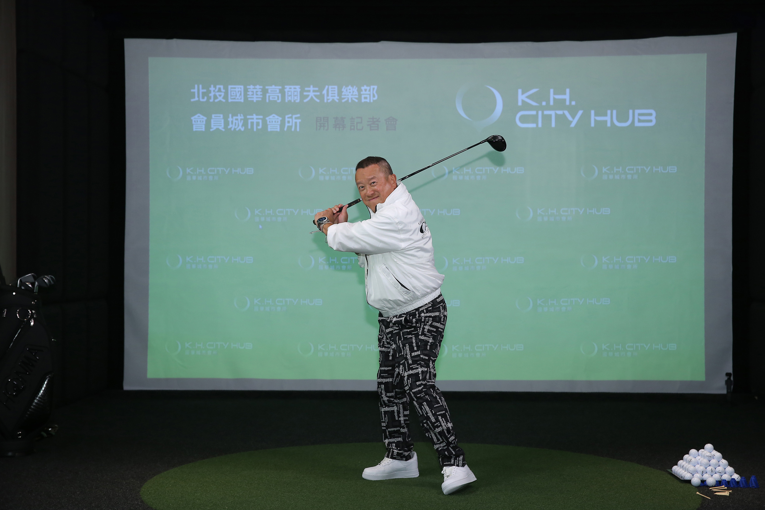 曾志偉出席高爾夫會員會所活動，聊起他與女兒曾寶儀在節目中鬥嘴，曾志偉輕鬆以對：「女兒講狠話比較沒關係」。（國華城市會所提供）