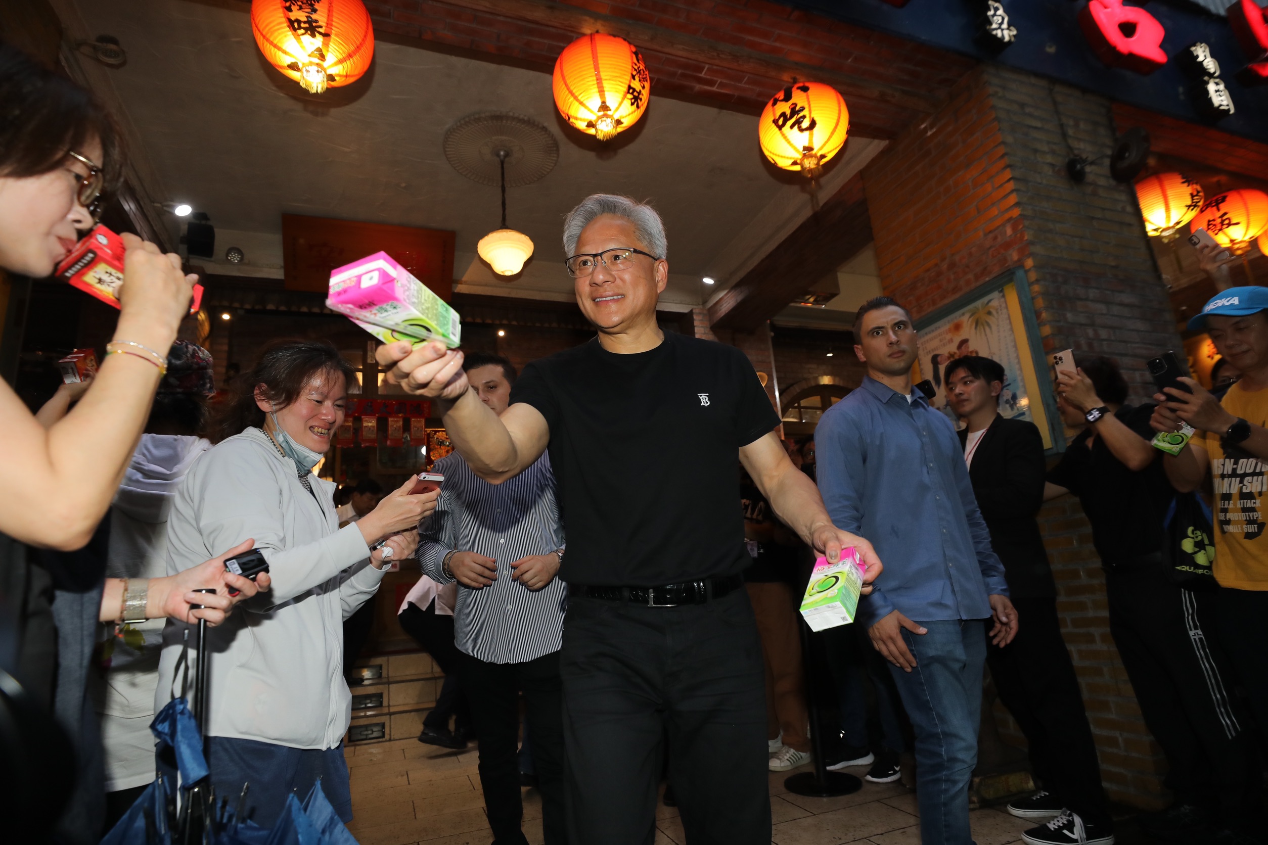 輝達創辦人黃仁勳對粉絲有求必應，「兆元宴」場外氣氛像極了粉絲見面會現場。