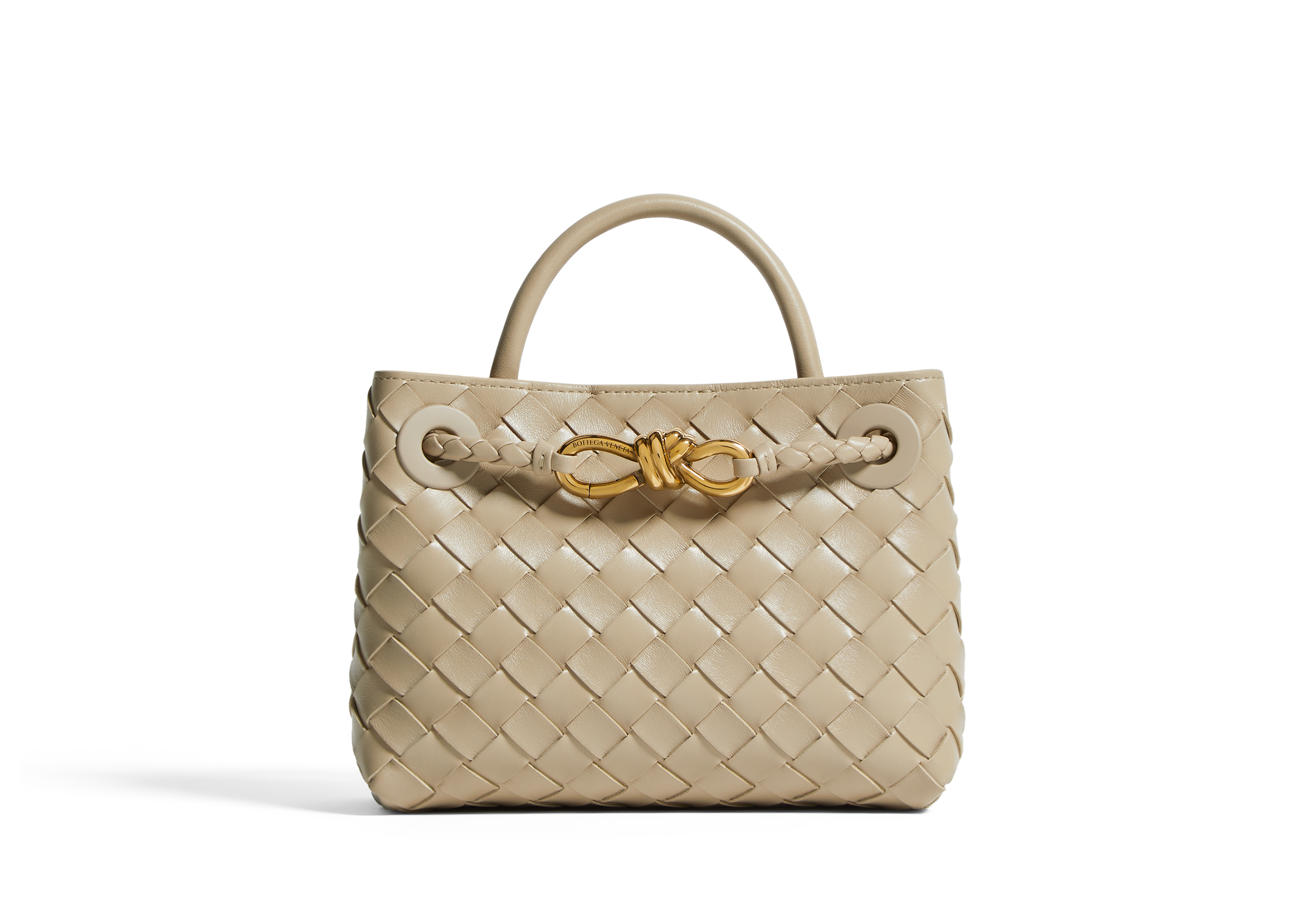 ANDIAMO編織皮革迷你肩背包(奶茶色) 。NT$136,100（BOTTEGA VENETA提供）                   