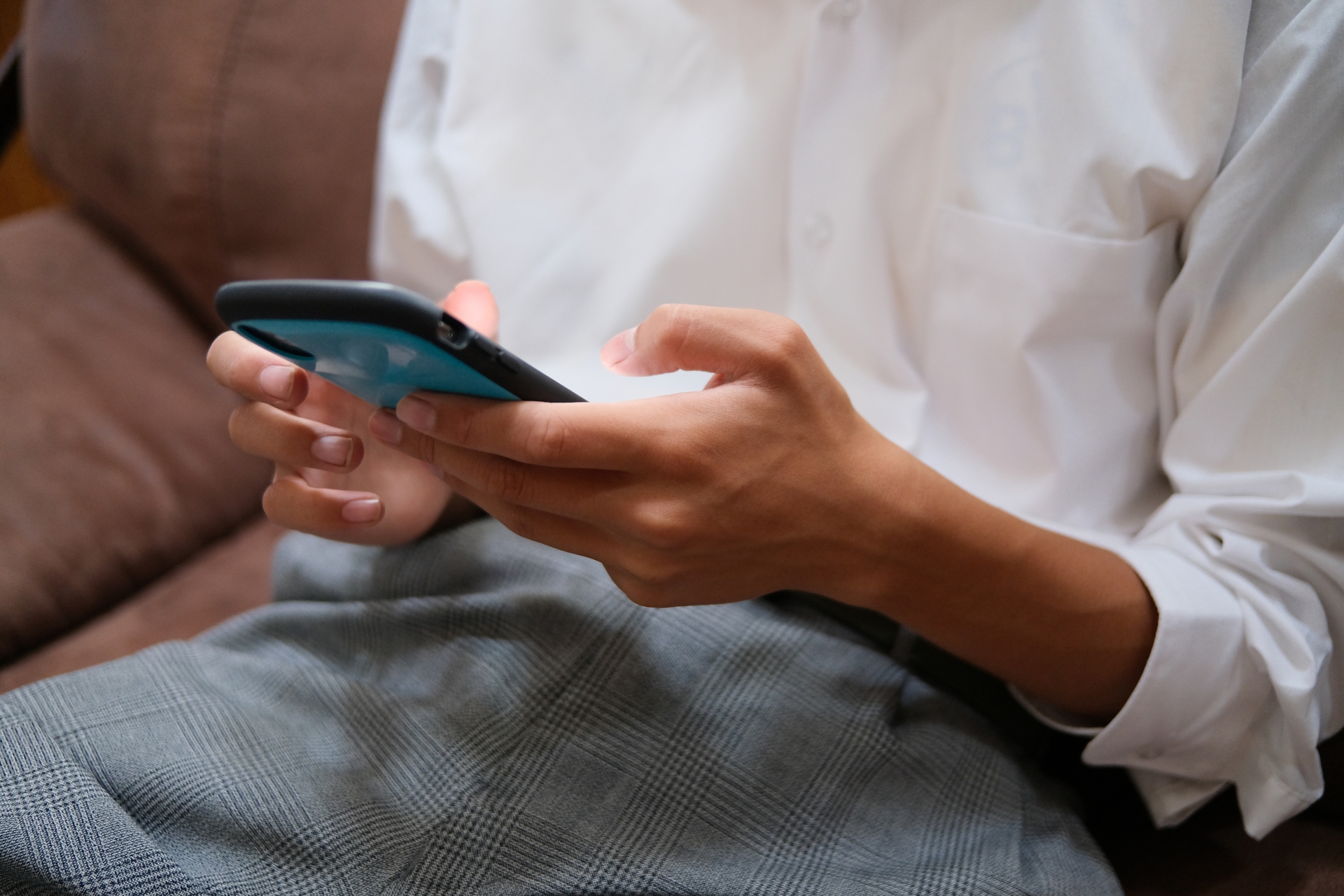 兒子在補習班玩iPhone14，被老師沒收1週當處罰，家長上門求情也沒用。（示意圖，photoAC）