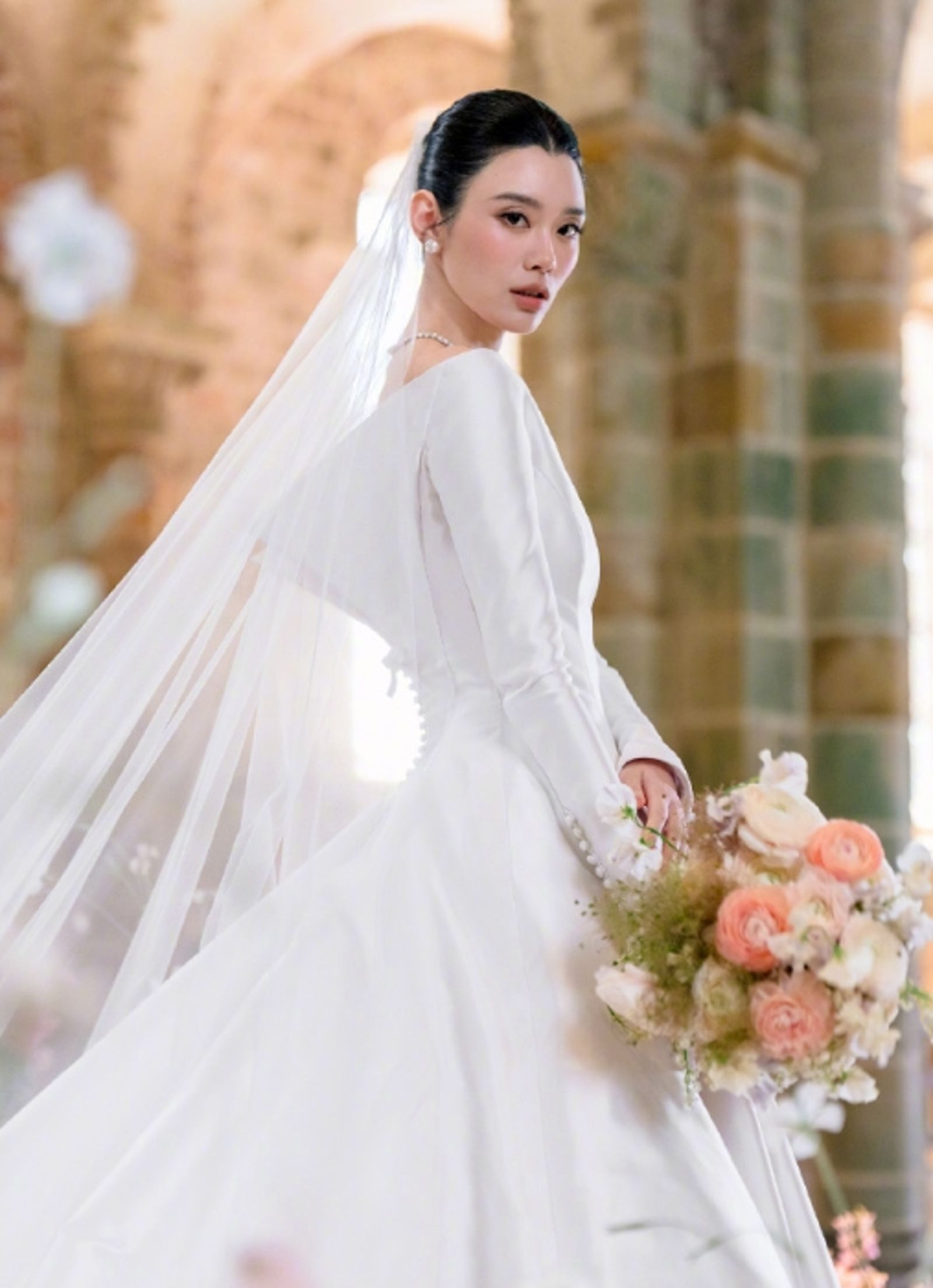 奚夢瑤絕美婚紗照曝光。（翻攝自奚夢瑤微博）